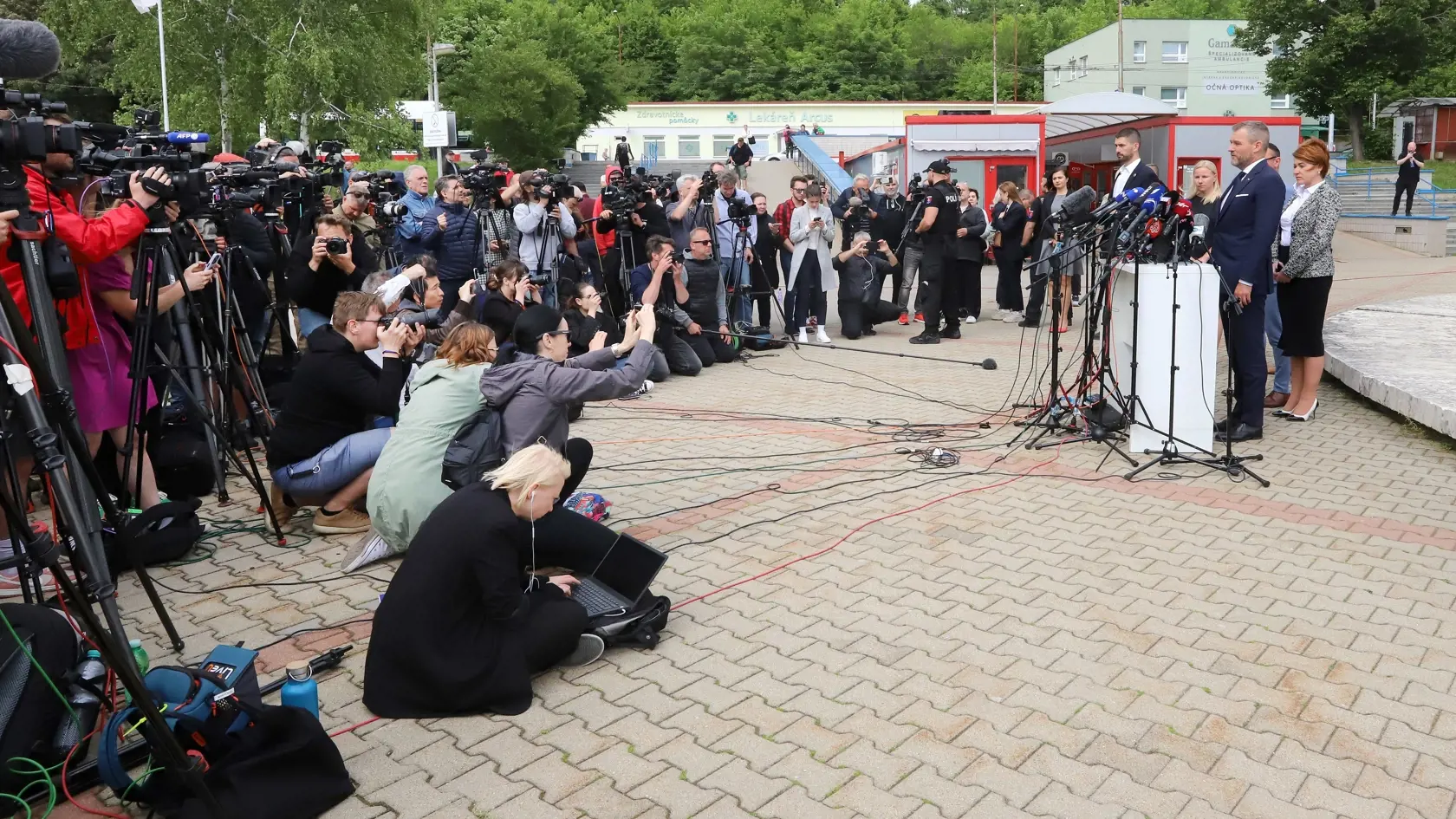 Premiéra SR Roberta Fica včera (15.5) po streľbe previezli do nemocnice v Banskej Bystrici. Na snímke novozvolený prezident SR Peter Pellegrini prichádza na tlačovú konferenciu v areáli v Rooseveltovej nemocnici v Banskej Bystrici 16. mája 2024 po návšteve postreleného predsedu vlády v banskobystrickej nemocnici. FOTO TASR - Ján Krošlák