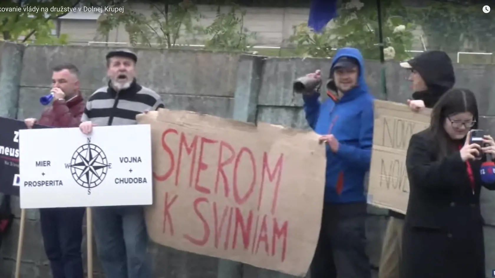 Strelec Juraj C. zachytený v Dolnej Krupej, kedy mal pozorovať premiéra a pripravovať sa na atentát. Hŕstka ľudí skandovala heslá ako „Dosť bolo Fica" alebo „Nech žije Ukrajina".