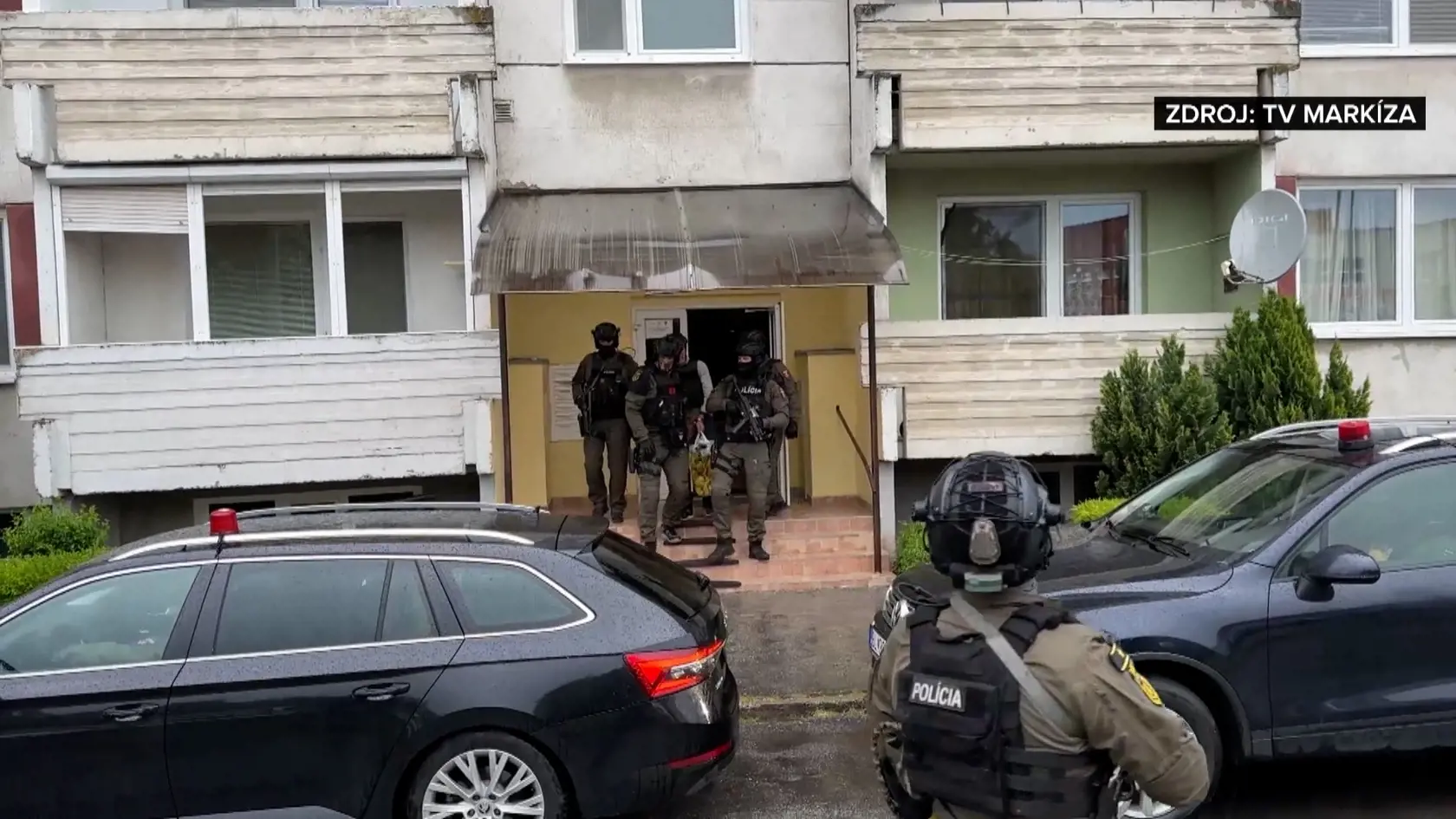 Národná kriminálna agentúra prehľadávala byt v Leviciach, kde Juraj C. býval so svojou manželkou. Na mieste bola aj TV Markíza, ktorá informovala, že elitní policajti a Lynx komando dorazili v piatok ráno (17. 5.). Strelca odvádzali z bytu v nepriestrelnej byte a prilbe.