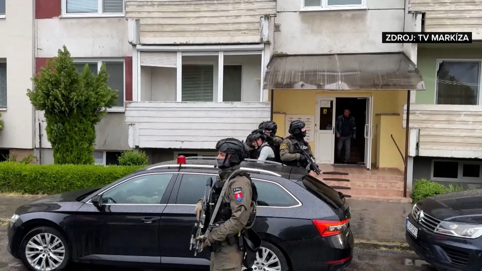 Národná kriminálna agentúra prehľadávala byt v Leviciach, kde Juraj C. býval so svojou manželkou. Na mieste bola aj TV Markíza, ktorá informovala, že elitní policajti a Lynx komando dorazili v piatok ráno (17. 5.). Strelca odvádzali z bytu v nepriestrelnej byte a prilbe.