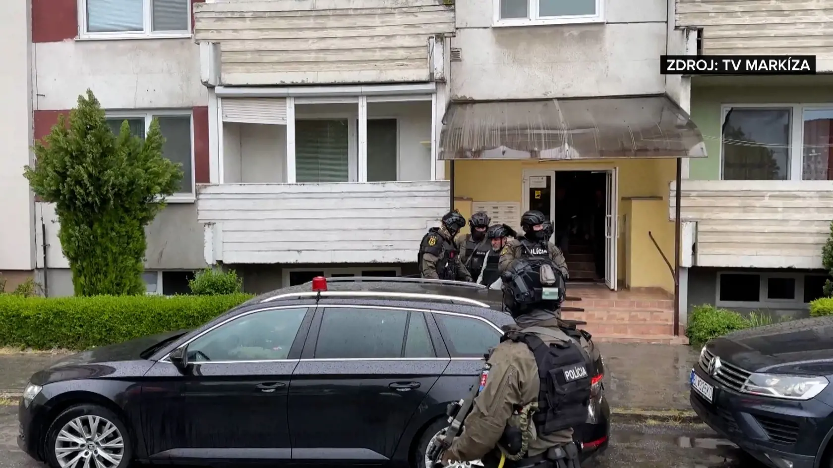 Národná kriminálna agentúra prehľadávala byt v Leviciach, kde Juraj C. býval so svojou manželkou. Na mieste bola aj TV Markíza, ktorá informovala, že elitní policajti a Lynx komando dorazili v piatok ráno (17. 5.). Strelca odvádzali z bytu v nepriestrelnej byte a prilbe.