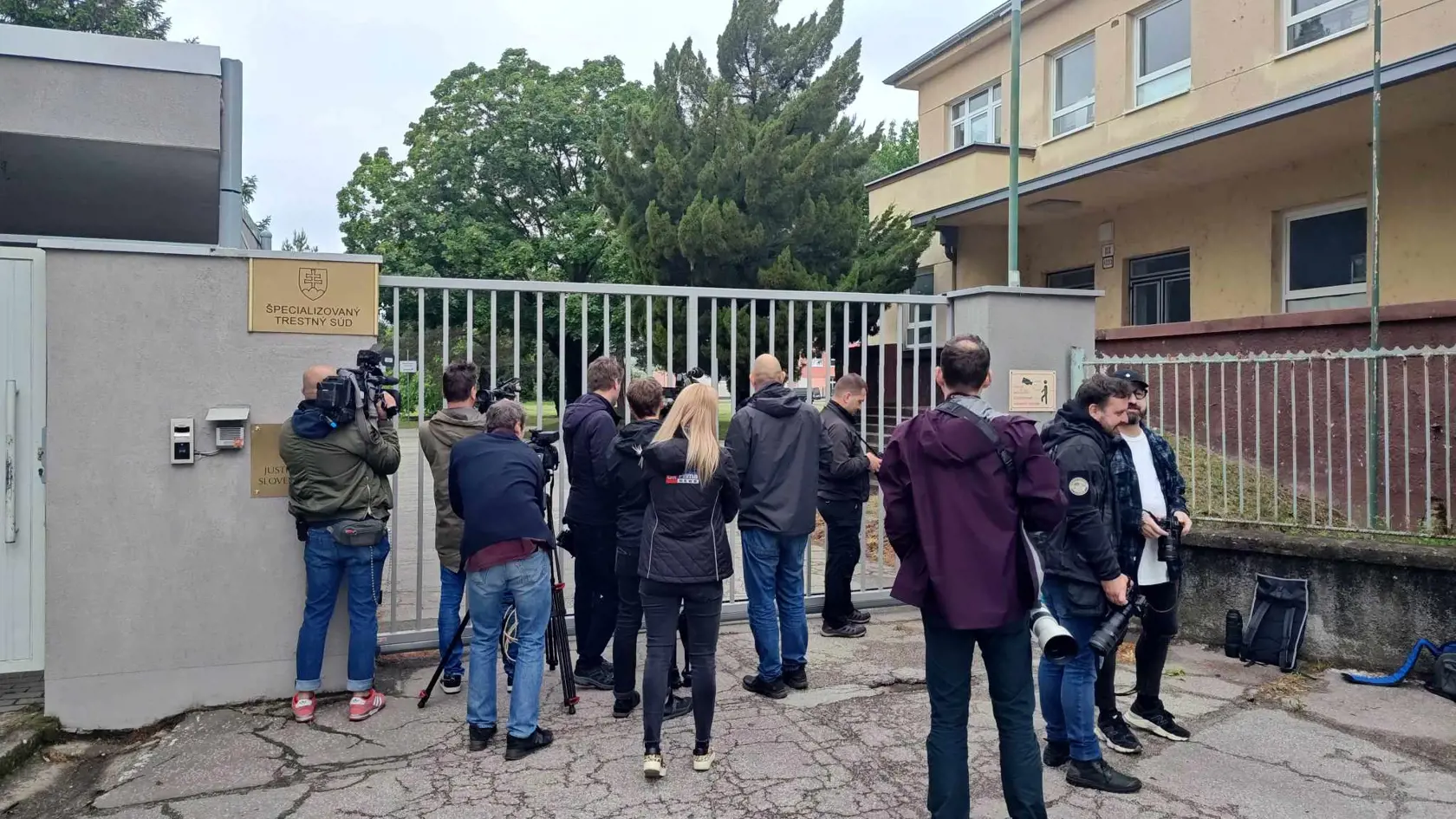 Muž, ktorý strieľal na premiéra Fica, sa dnes postaví pred súd.