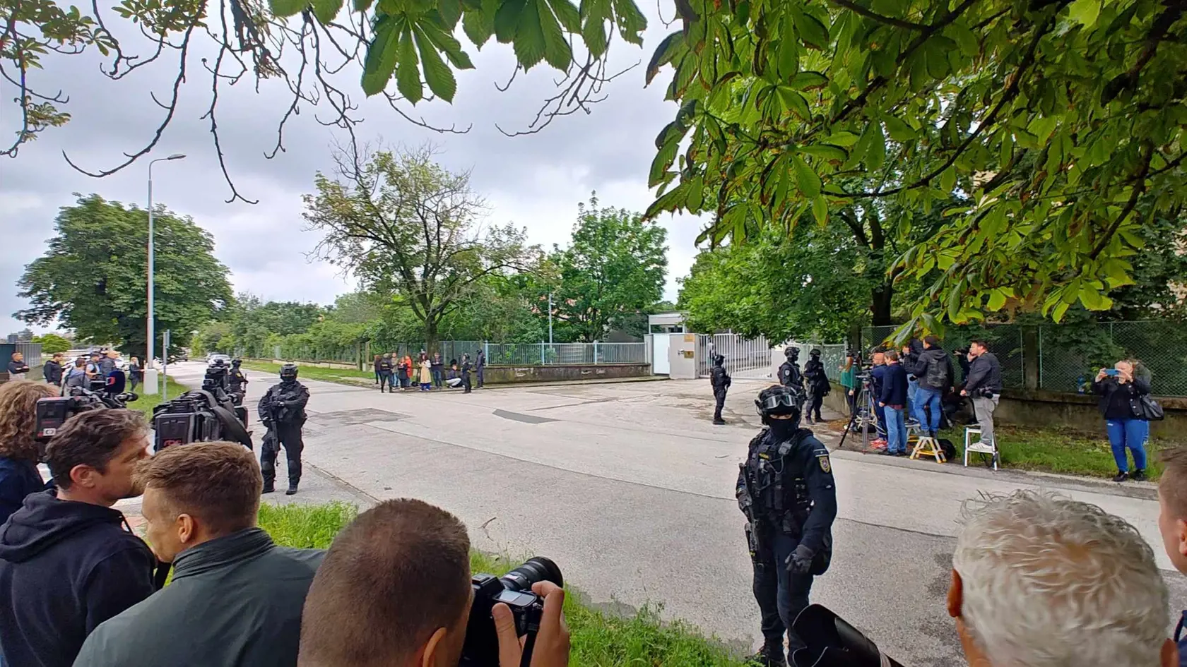 Kukláči "vytlačili" všetkých novinárov preč z areálu. Pokiaľ nedorazí eskorta, k vchodu sa údajne nesmie nikto približovať.