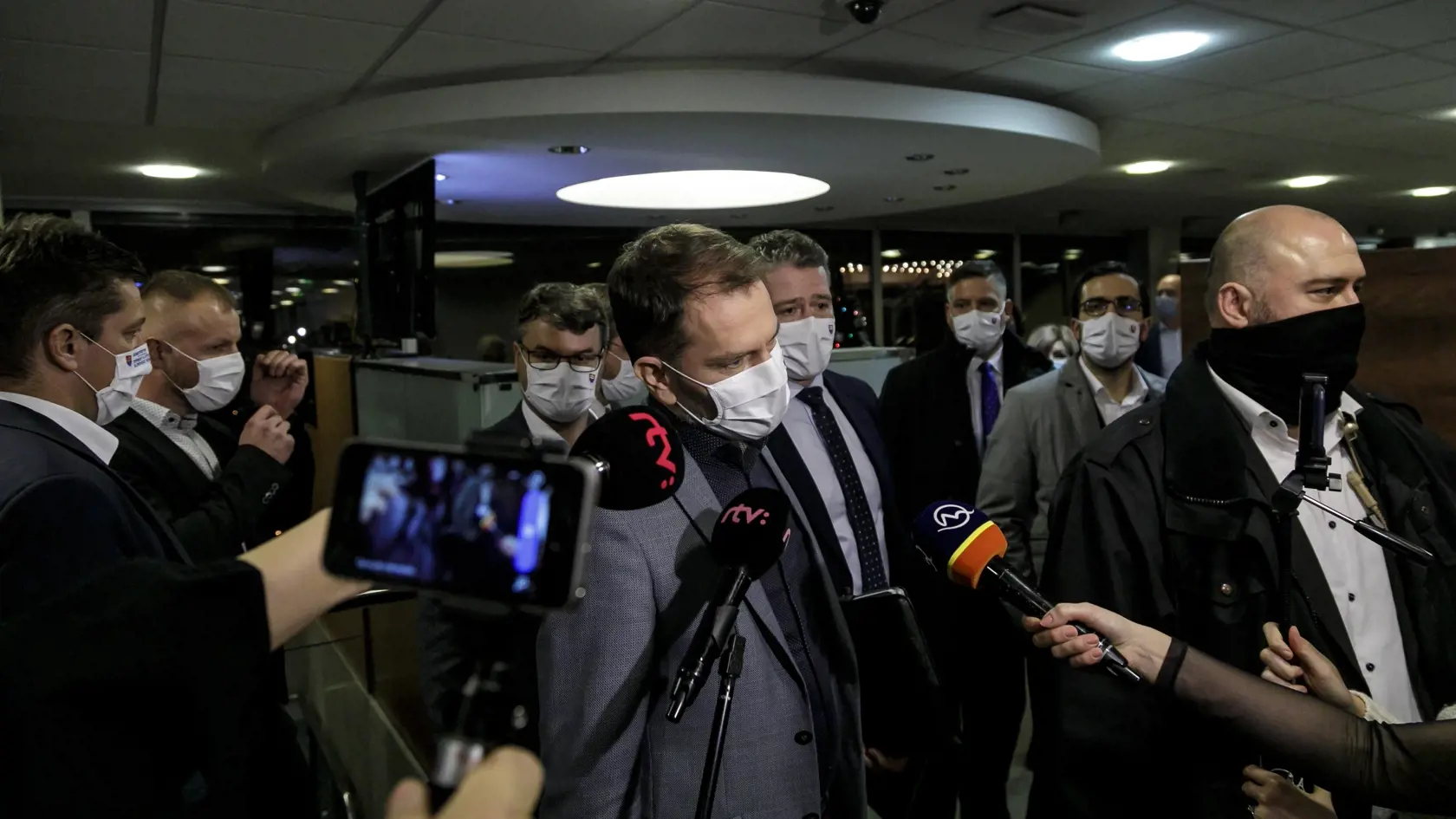 Na Ústrednom krízovom štábe sa odborníci dohodli, aké opatrenia treba prijať pred Vianocami. Hovorilo sa o plošnom testovaní aj lockdowne. Nakoniec nás čaká len pár sprísnených opatrení a istá forma mäkkého lockdownu.