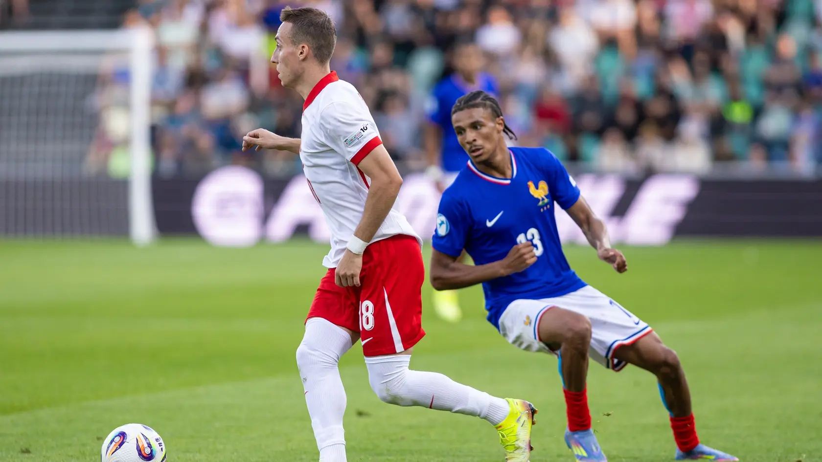 Na snímke sprava Jean-Matteo Bahoya (Francúzsko) a Dominik Marczuk (Poľsko) bojujú o loptu.