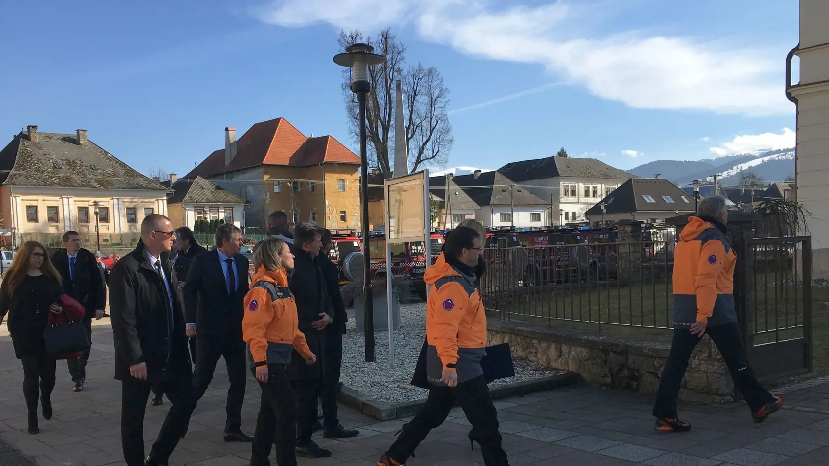 K poslednej rozlúčke prichádzajú záchranári. 