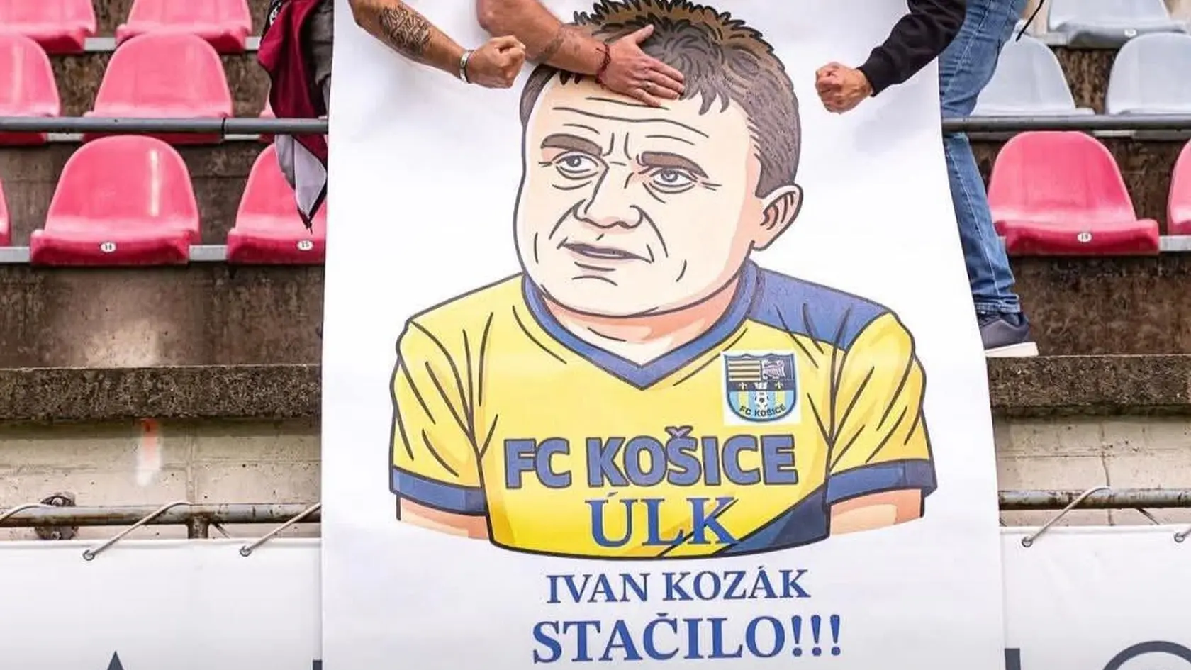 Transparent fanúšikov Podbrezovej na adresu Ivana Kozáka.