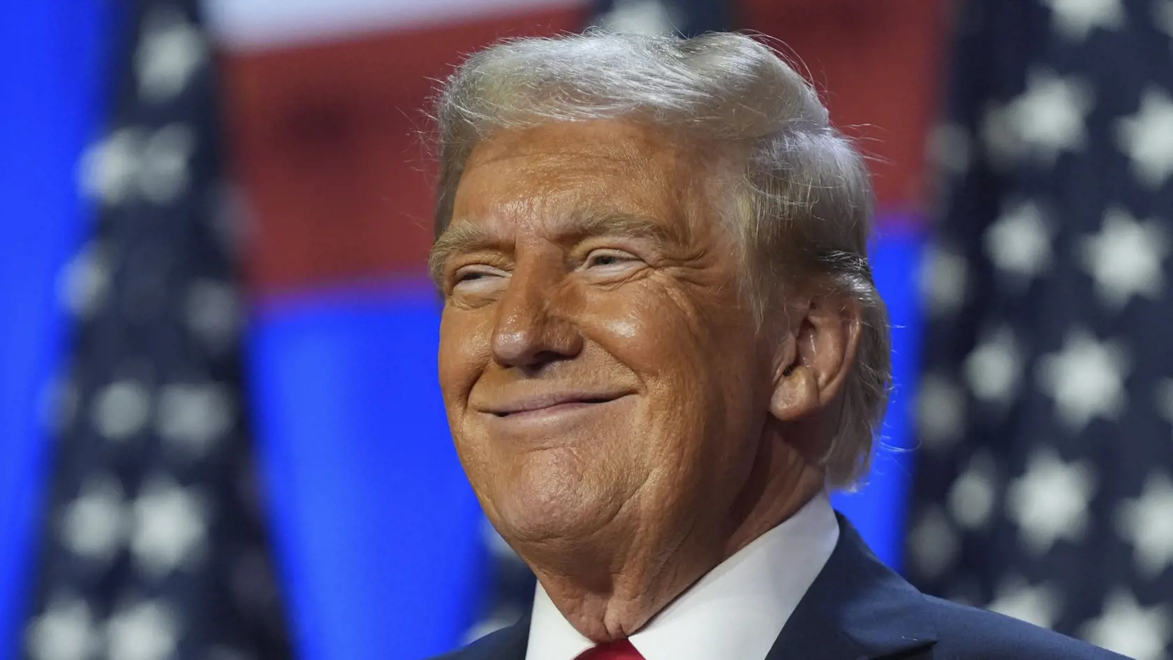 Republikánsky prezidentský kandidát a americký exprezident Donald Trump počas volebnej noci v americkom West Palm Beach 6. novembra 2024.  (AP Photo/Alex Brandon)