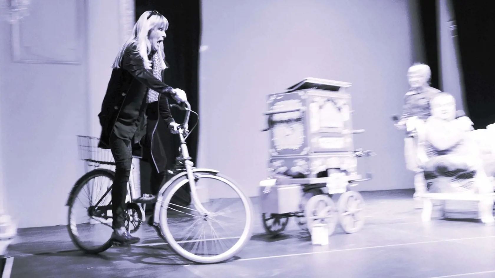 V Košiciach bola Chantal hosťom v talk šou Milana Kolcuna. Povozila sa na javisku na jeho starom bicykli.