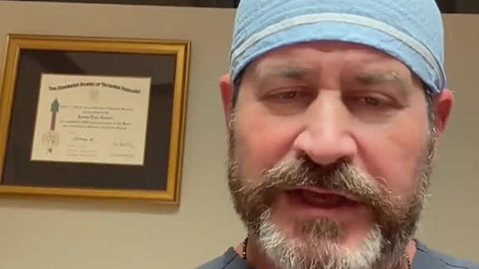 Doktor Jeremy London, kardiochirurg zo Savannah v Georgii, varuje, že ťažkosti s dýchaním pri chôdzi alebo ležaní a/alebo opuchy nôh môžu znamenať, že máte slabé srdce. „Toto by mali byť červené vlajky,“ povedal London.