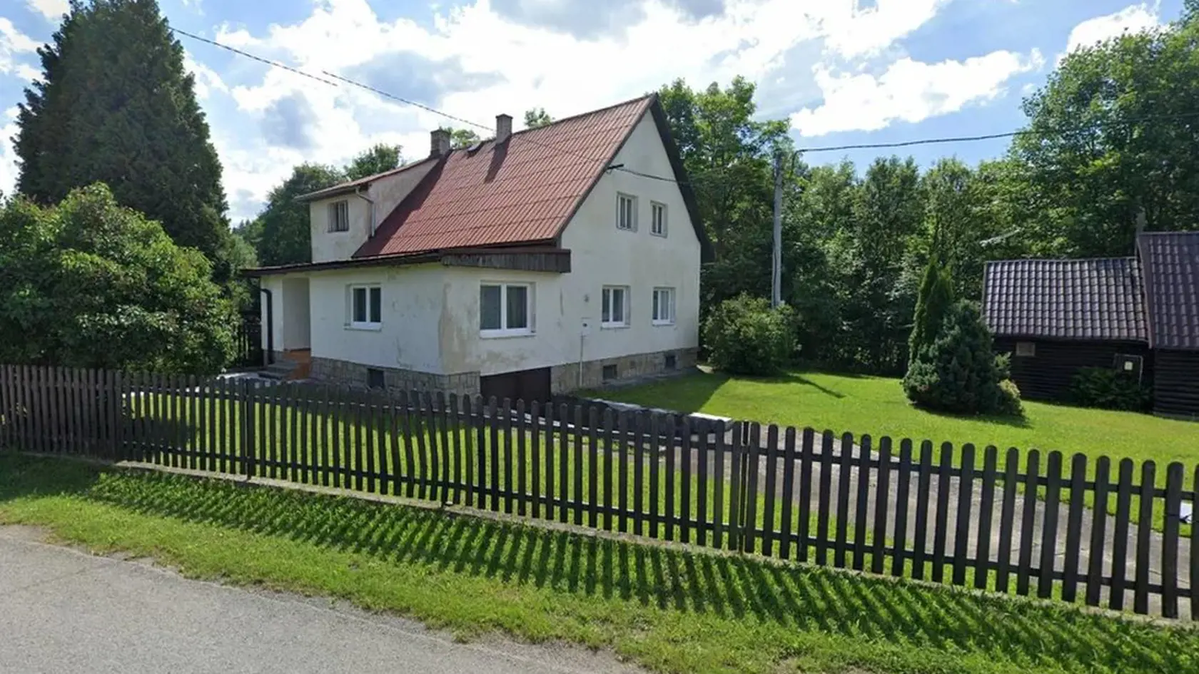 Dom, v ktorom došlo k tragédii Heleny Zeťovej. Nehybné telo našiel pod oknami jej biologický otec.