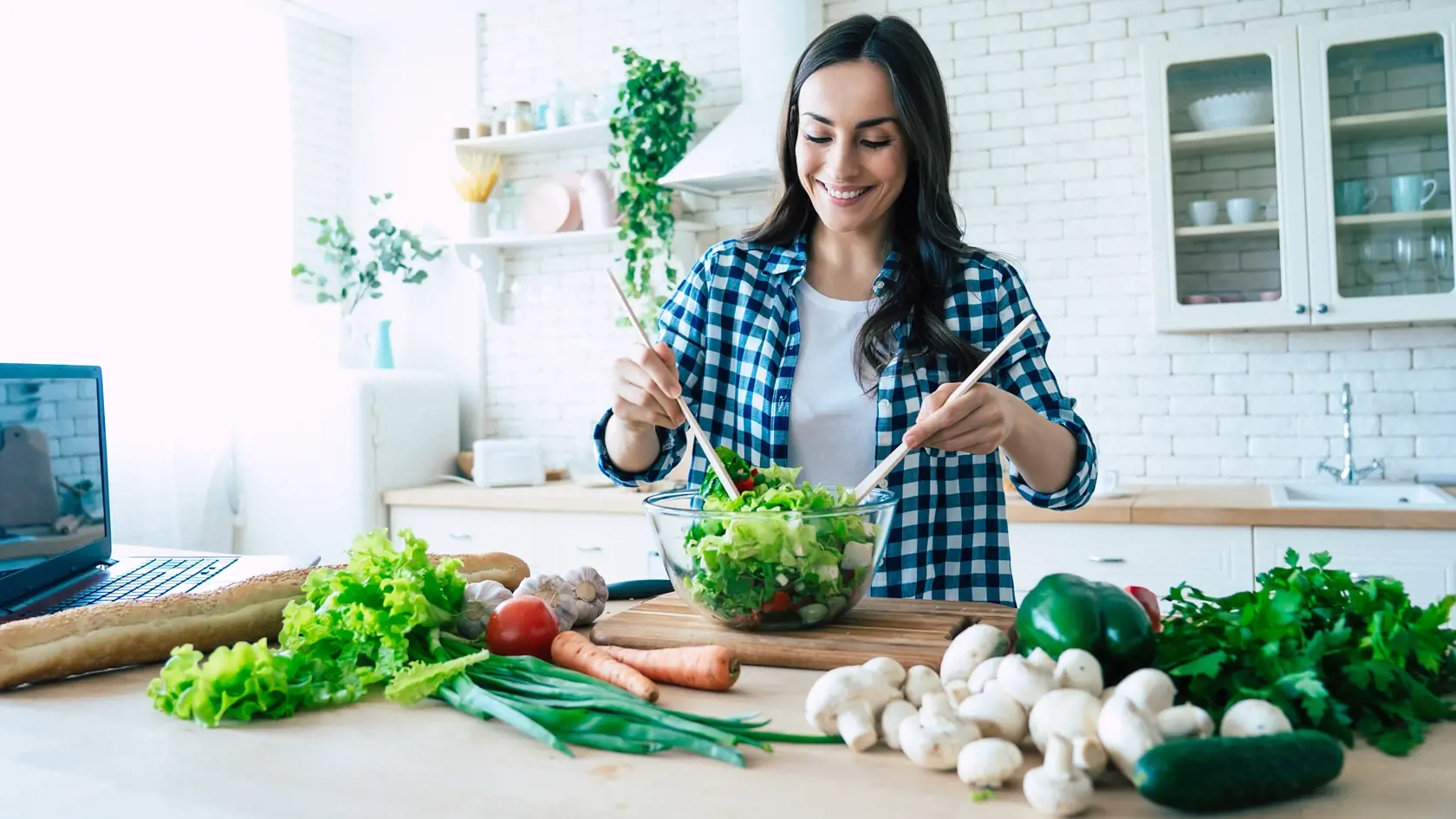 Beautiful,Young,Woman,Is,Preparing,Vegetable,Salad,In,The,Kitchen.