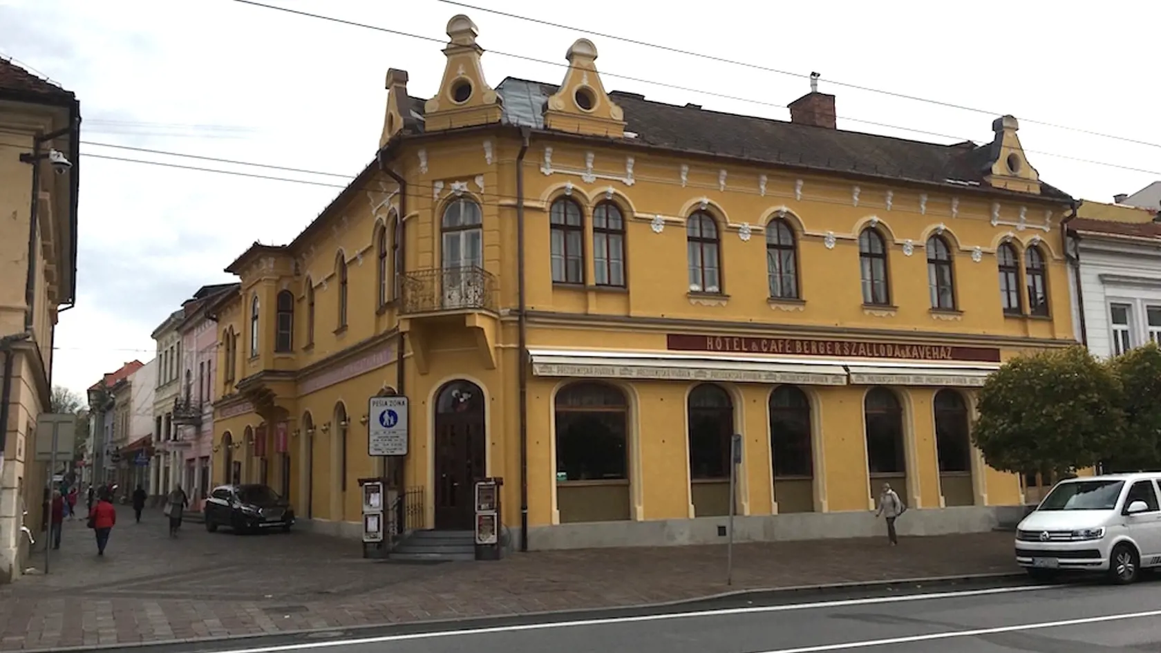 Kaviareň a hotel Berger stál na rohu Hlavnej a Ružovej ulice. 