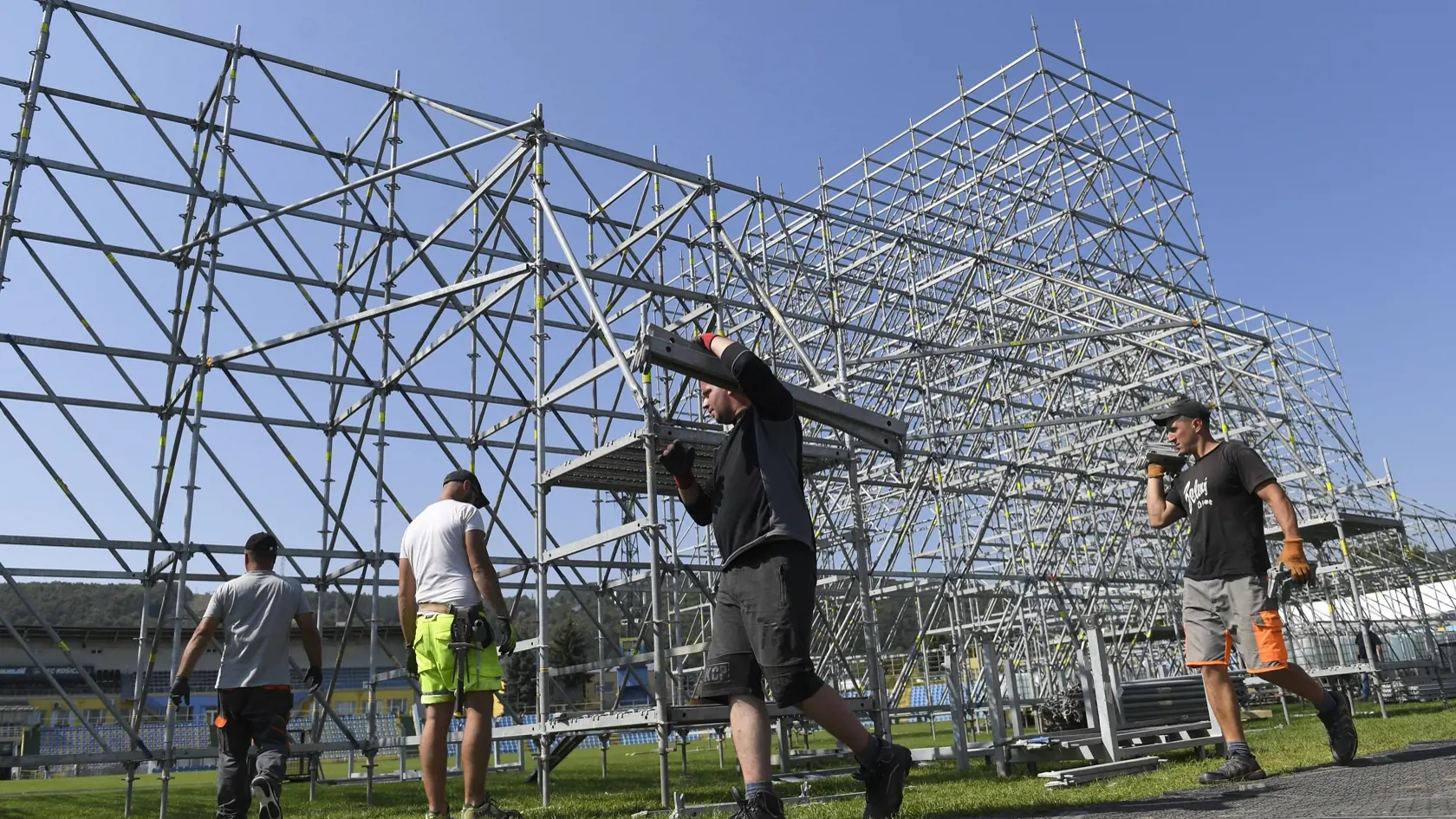 V nedeľu 12. septembra 2021 pricestuje na oficiálnu návštevu Slovenska pápež František. Počas návštevy, ktorá potrvá do 15. septembra Svätý Otec zavíta do Bratislavy, Košíc, Prešova a Šaštína. Na snímke výstavba pódia na štadióne Lokomotíva v Košiciach 8. septembra 2021, kde sa pápež František stretne s mládežou. FOTO TASR – František Iván