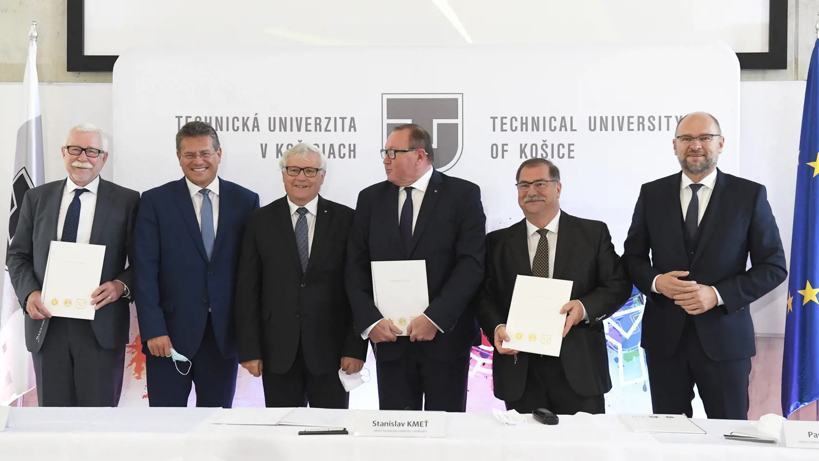 Podpis memoranda o vzniku Centra výskumu vodíkových technológií medzi Slovenskou akadémiou vied (SAV), Univerzity Pavla Jozefa Šafárika v Košiciach (UPJŠ) a košickej Technickej univerzity (TUKE) v Košiciach 18. septembra 2020. Na snímke zľava predseda SAV Pavol Šajgalík, podpredseda Európskyej komisie Maroš Šefčovič, koordinátor ministerstva hospodárstva SR pre aktivity súvisiace s vodíkom Juraj Sinay, rektor TUKE Stanislav Kmeť, rektor UPJŠ Pavol Sovák a podpredseda vlády SR pre ekonomiku a min