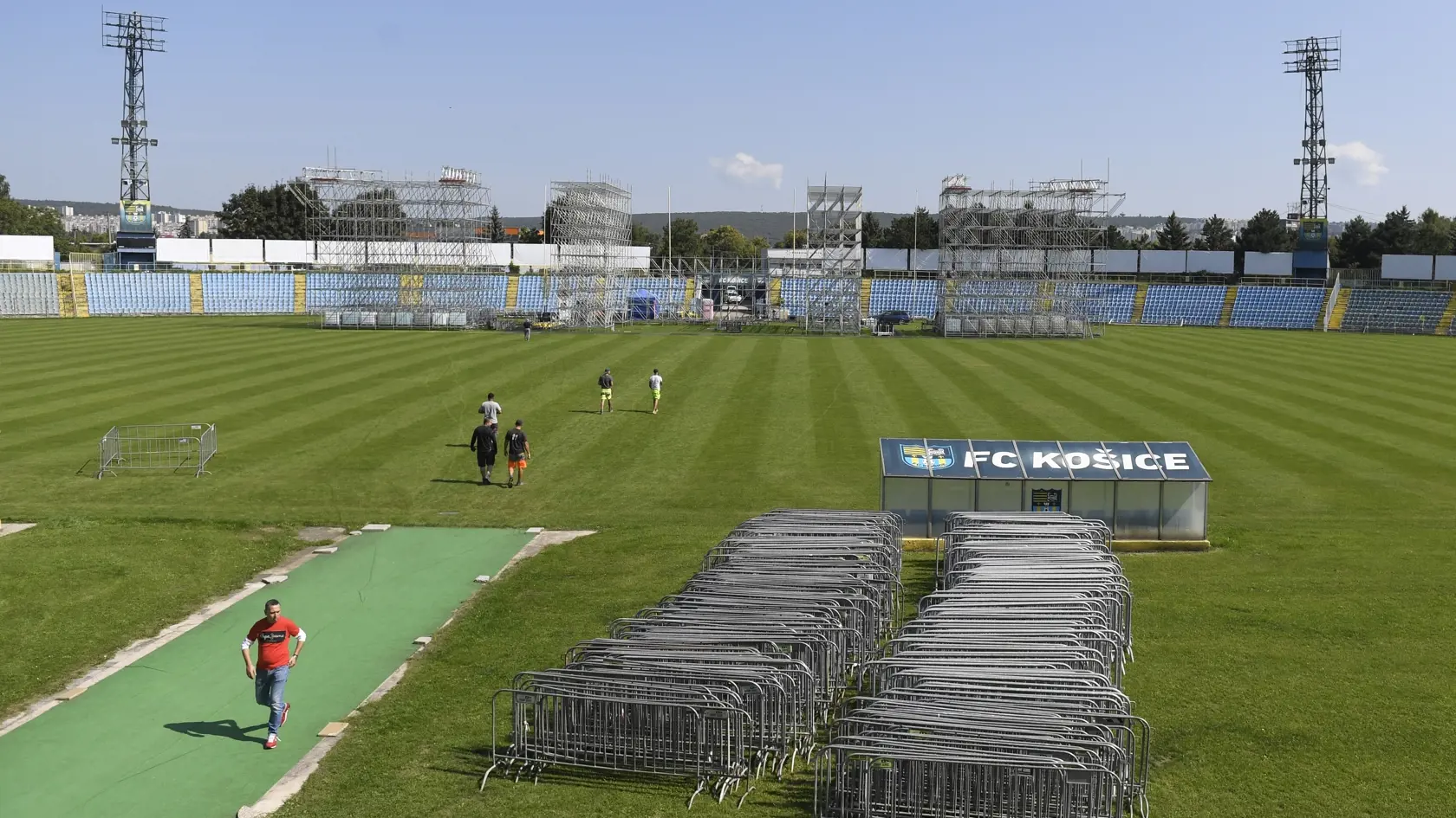 V nedeľu 12. septembra 2021 pricestuje na oficiálnu návštevu Slovenska pápež František. Počas návštevy, ktorá potrvá do 15. septembra Svätý Otec zavíta do Bratislavy, Košíc, Prešova a Šaštína. Na snímke štadión Lokomotíva v Košiciach 8. septembra 2021, kde sa pápež František stretFOTO TASR – František Iván