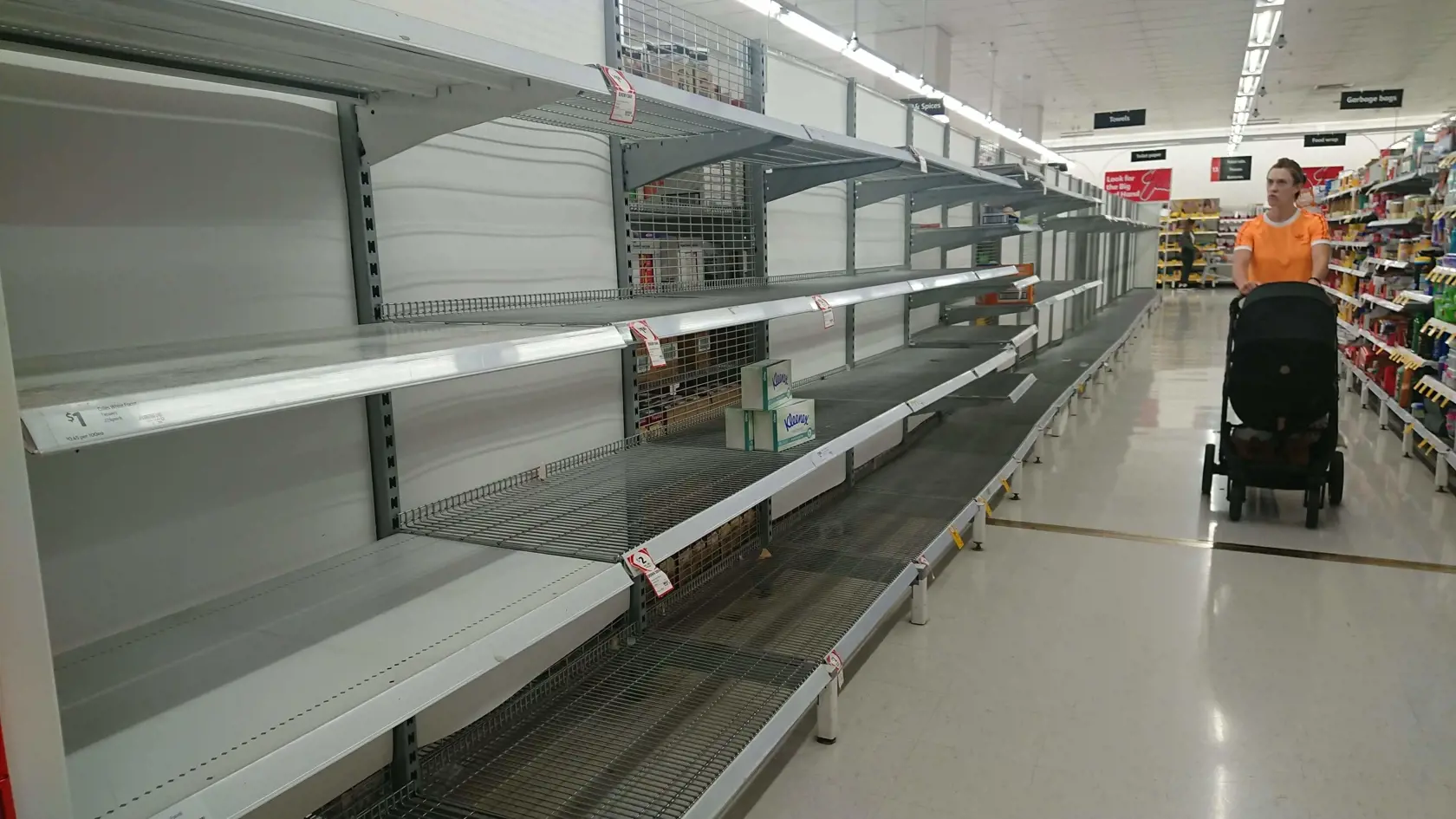 Ľudia v Austrálii podľahli panike z koronavírusu. Podľa Slovenky Andy vykupujú hlavne toaletný papier a cestoviny.