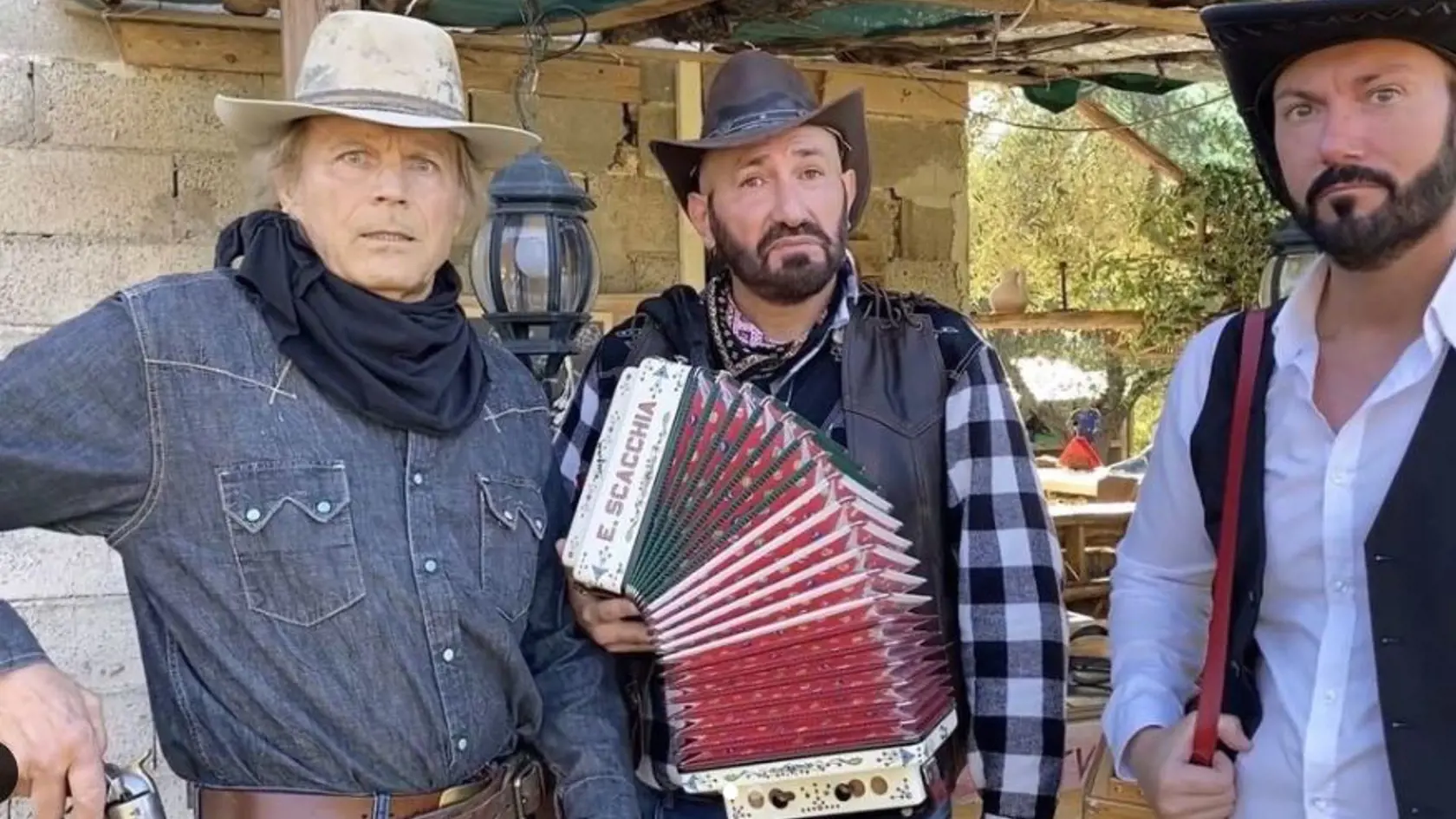 Vlastným menom Mario Girotti sa narodil v Benátkach v Taliansku. Umelecké meno Terence Hill prijal až v roku 1968 a vyberal si ho z 20 mien navrhovanými producentom.