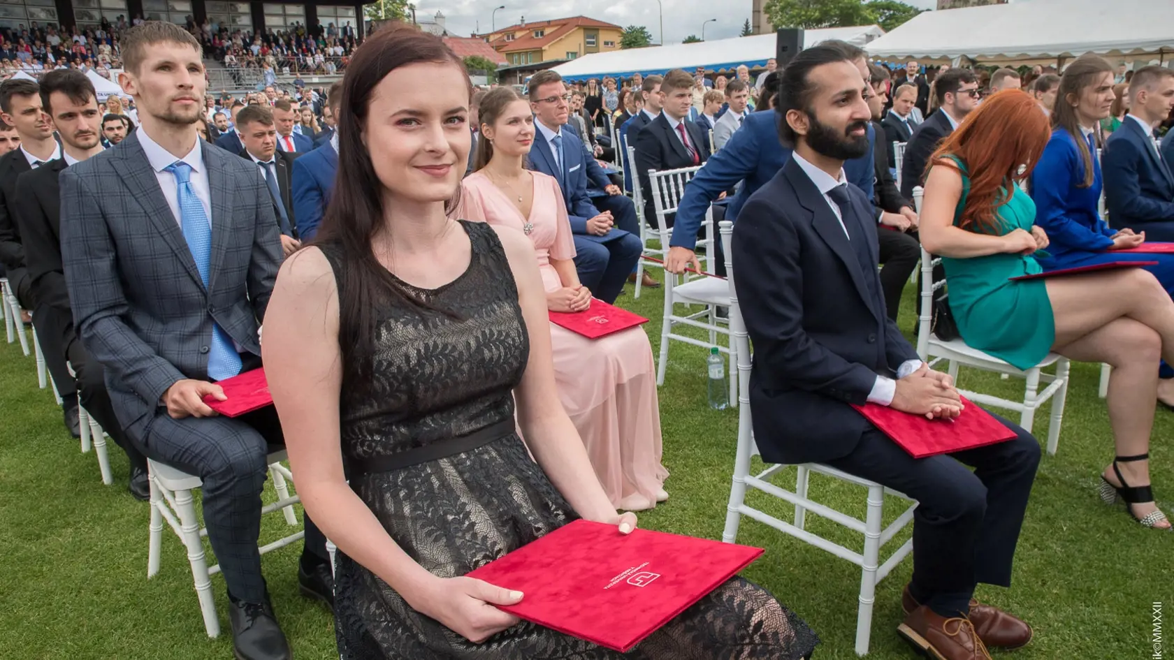Potešujúce pre všetkých bolo, že 37 absolventov dostalo „červený“ diplom za vynikajúce výsledky.