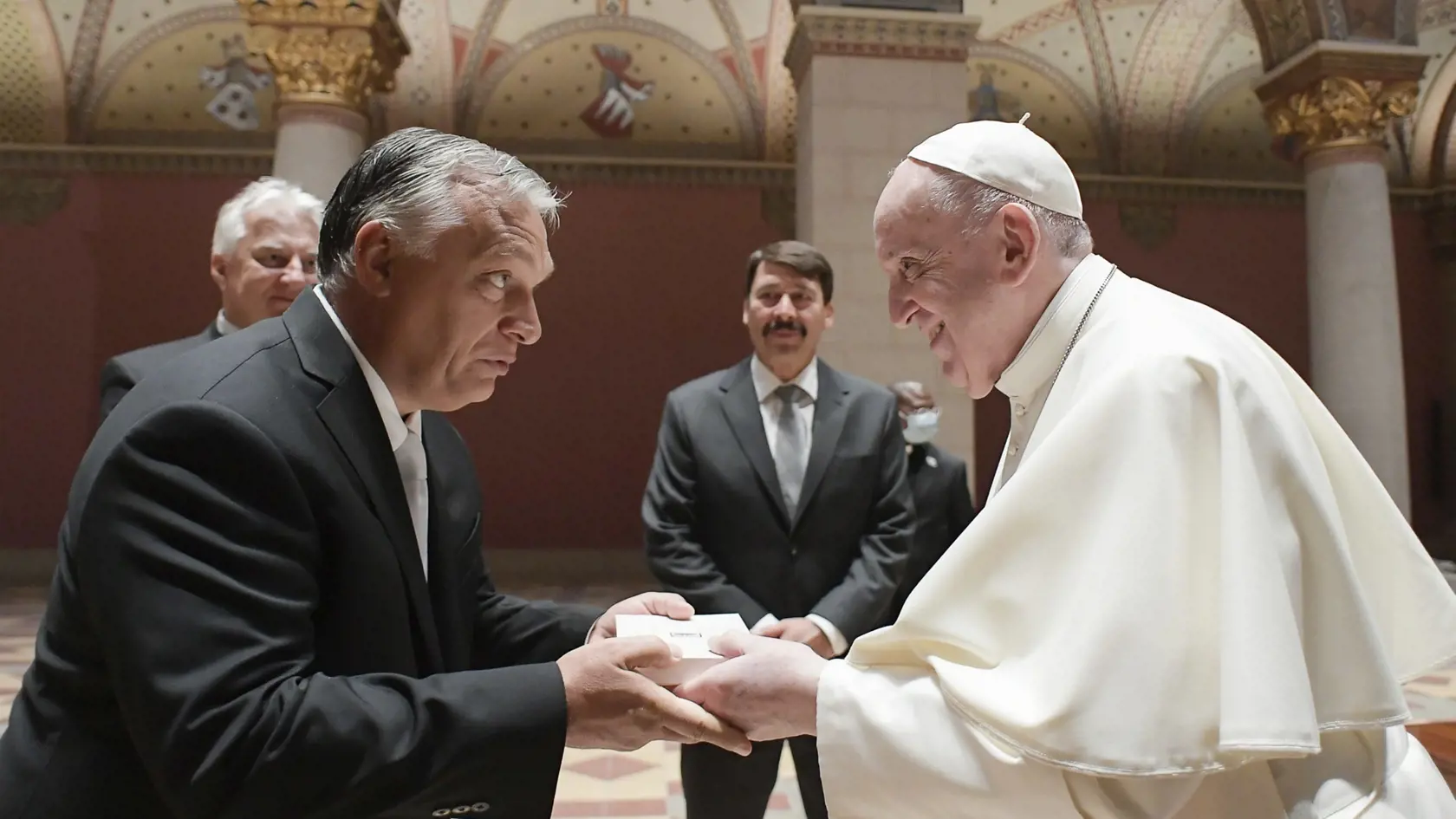 KK7 Budapešť - Pápež František a maďarský premiér Viktor Orbán si vymieňajú dary počas stretnutia 12. septembra 2021 v Budapešti. Pápež František v nedeľu ráno pristál v Budapešti, kde sa zúčastní na medzinárodnom ekumenickom kongrese a absolvuje stretnutie s maďarským premiérom Viktorom Orbánom. Ide o prvú návštevu úradujúceho pápeža v Maďarsku od roku 1996, keď túto krajinu navštívil Ján Pavol II. Pápež okrem toho v Budapešti odslúži omšu na záver 52. medzinárodného eucharistického kongresu a 