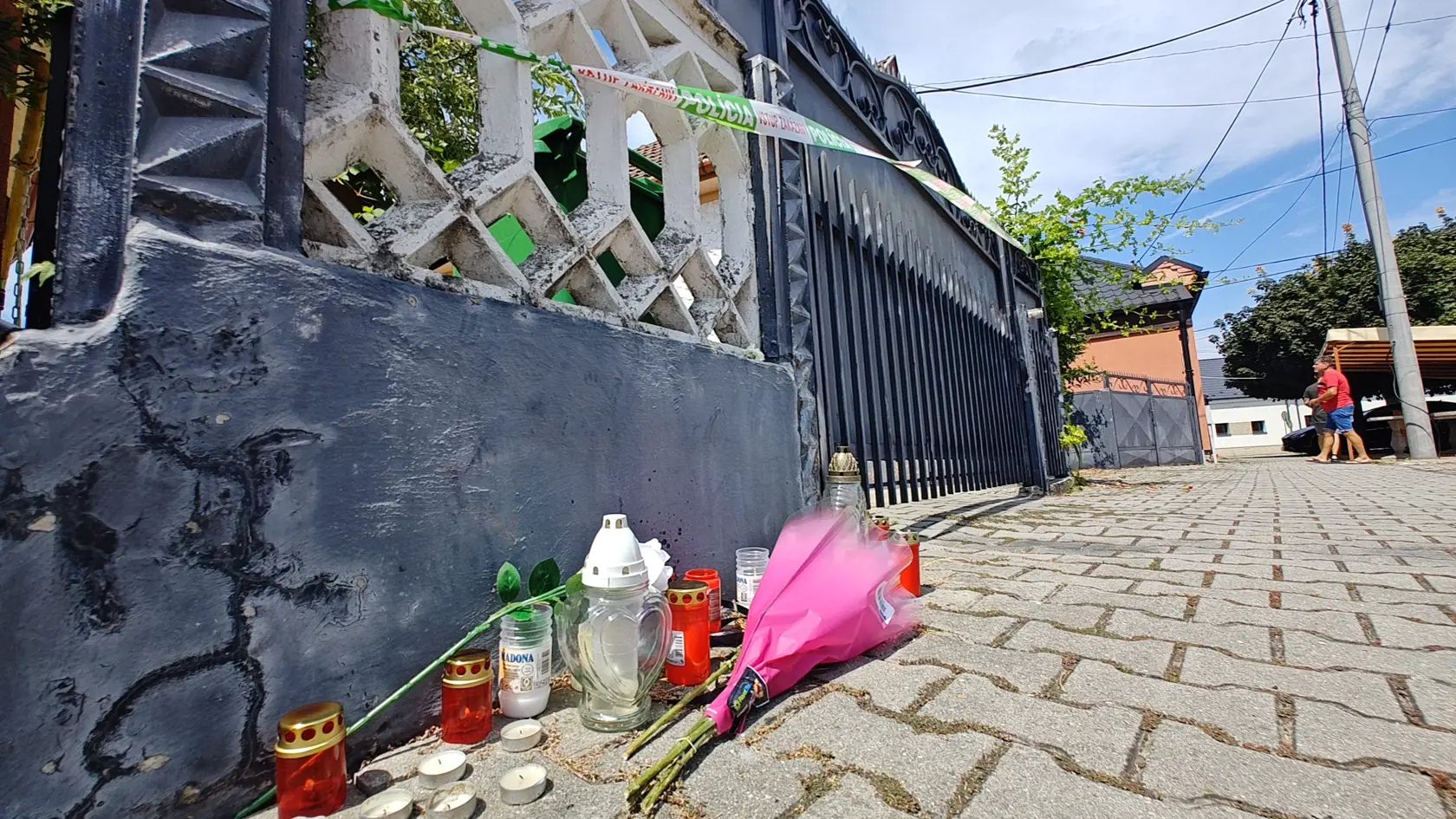 Pred domom, kde našli Cynthiu mŕtvu, pribudli horiace sviečky a kytice.