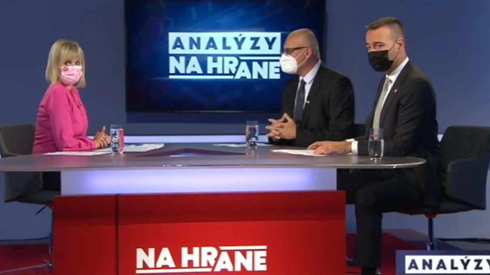 Moderátorka Jana Krescanko Dibáková sa nervózne otáčala smerom ku kameramanovi, rovnako potom aj Tomáš Drucker.