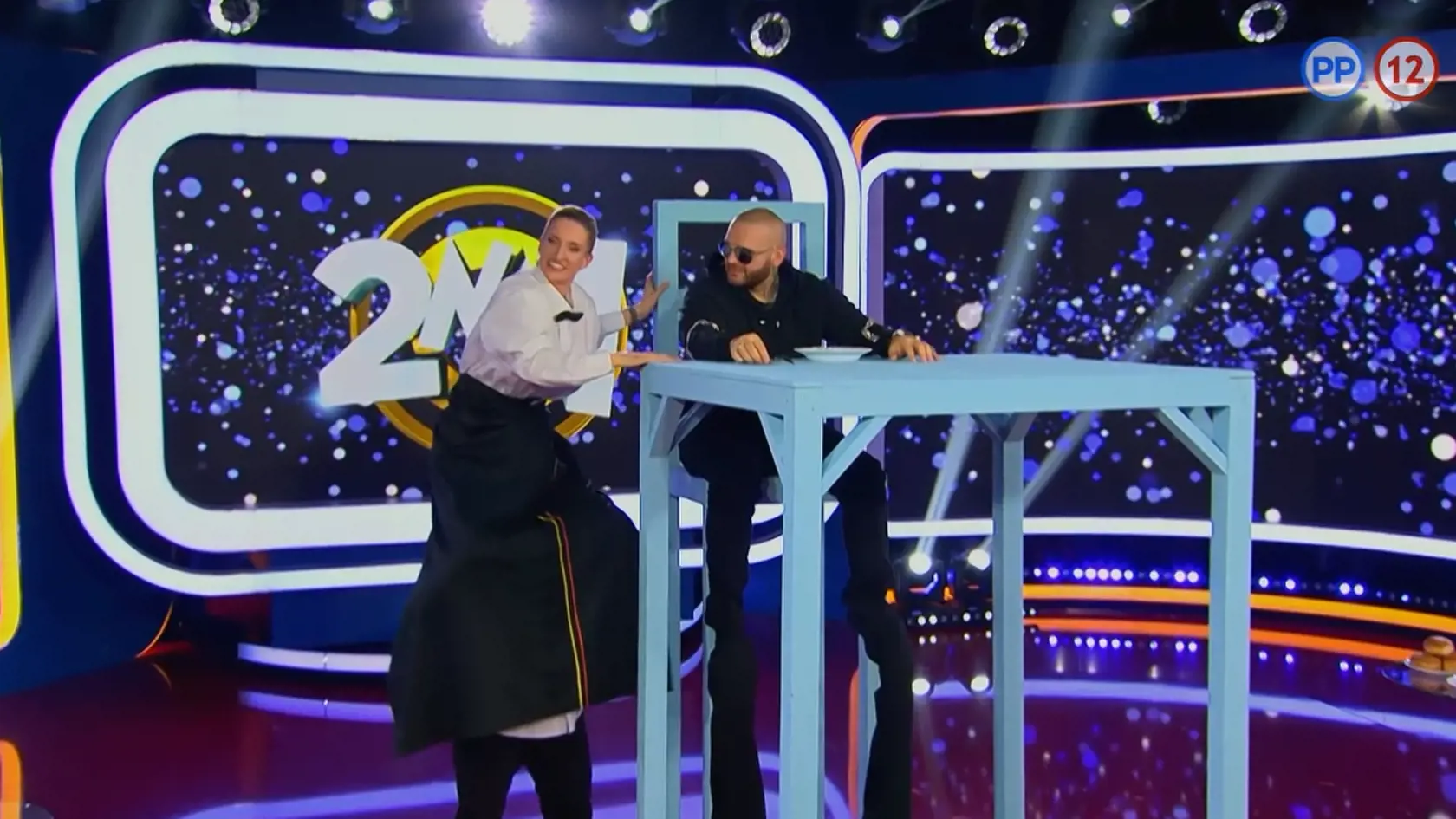 Patrik Rytmus Vrbovský bol hosťom šou 2na1. Keďže si urobil školu ako kuchár/čašník, odplata bola jasná. Adela s Danom ho museli obsluhovať na "vysokej nohe".