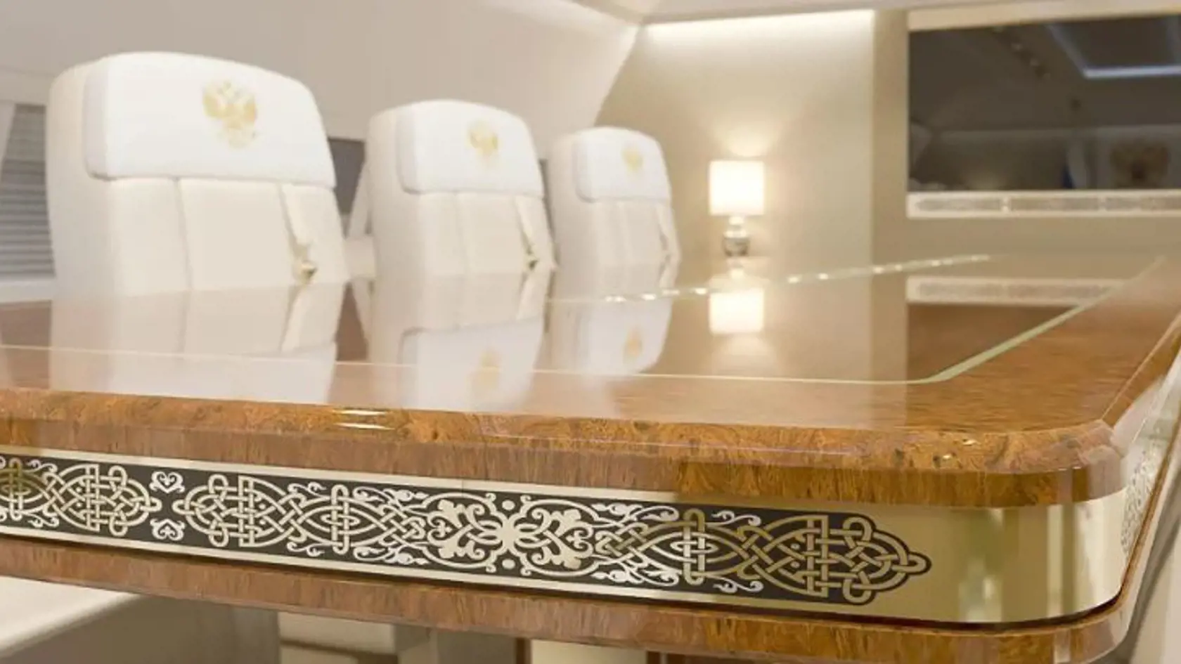 Konferenčná miestnosť s masívnym dreveným stolom.