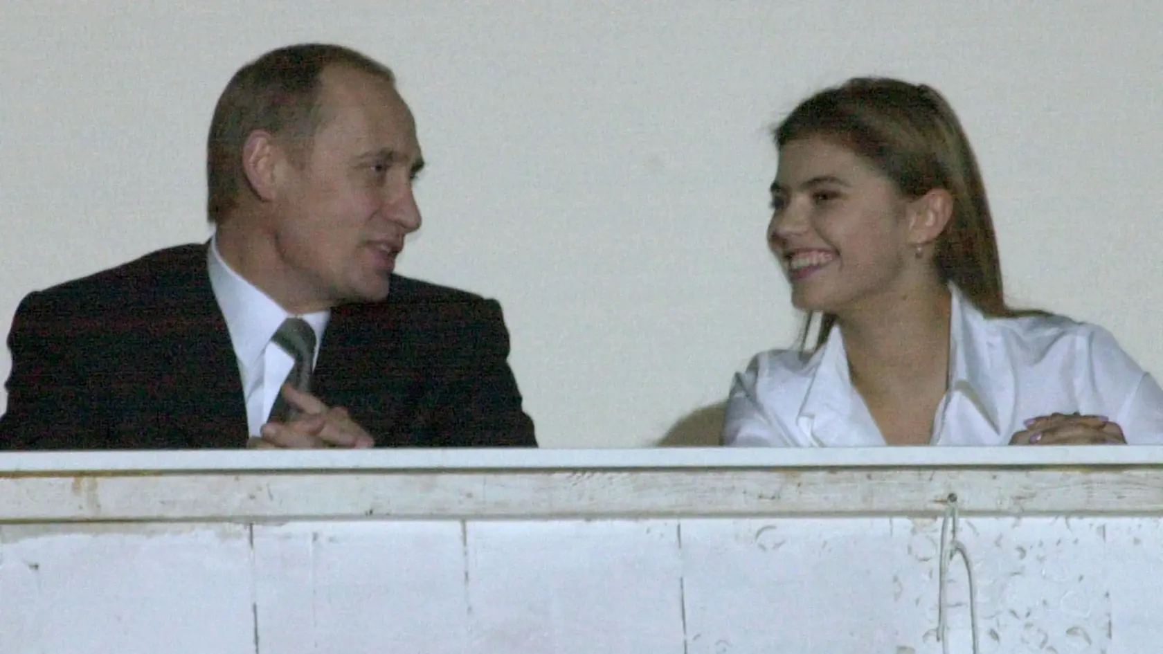 Putin v roku 2013 ohlásil odlúčenie od manželky Ľudmily po 30 rokoch manželstva. Prezident Ruska ju mal vymeniť za bývalú gymnastku Alinu Kabajevovú. Hoci vzťah nikdy nepotvrdil, médiá dokonca informovali, že spolu majú až štyri deti.