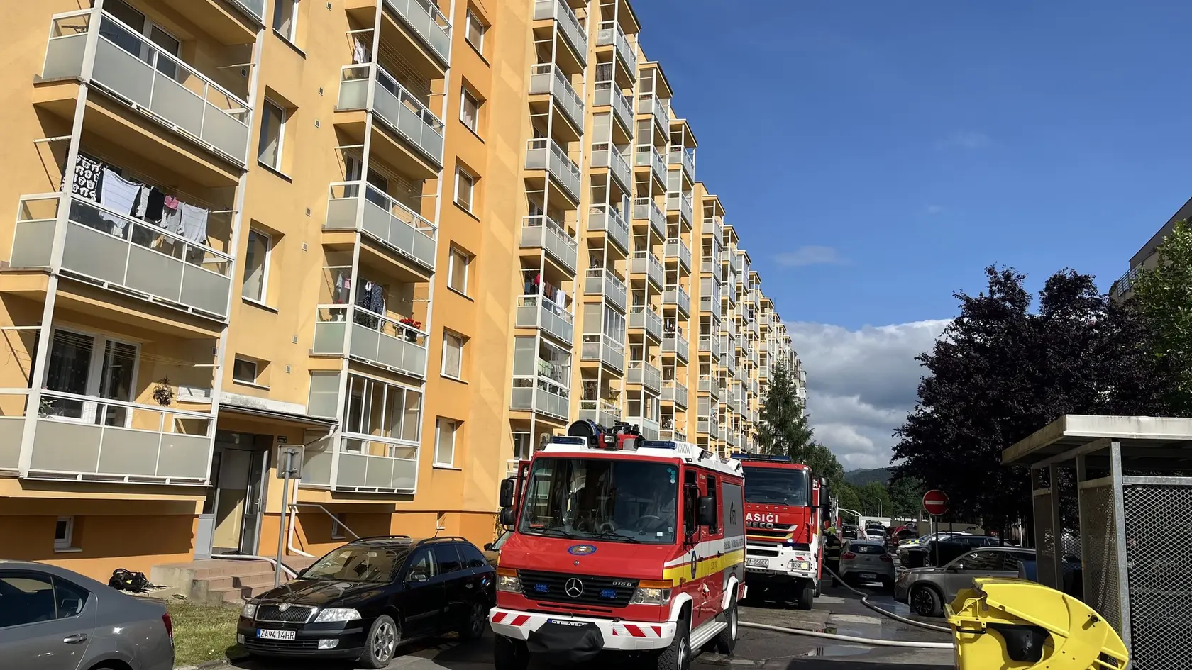 Hasiči zasahujú pri požiari v bytovom dome v Žiline.