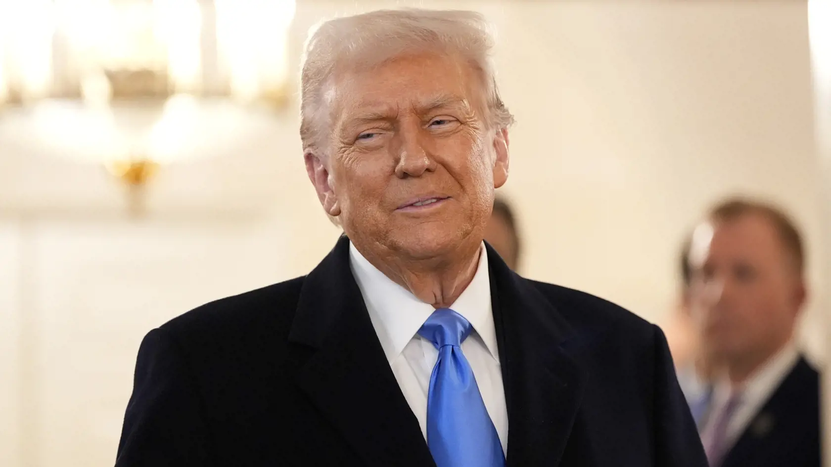AZ7 Washington - Na snímke americký prezident Donald Trump sa usmieva počas stretnutia s americkým učiteľom Marcom Fogelom, ktorý bol v utorok 11. februára 2025 prepustený z ruského väzenia v Bielom dome vo Washingtone 11. februára 2025. Fogel pristál v Spojených štátoch, kde sa stretol s americkým prezidentom Donaldom Trumpom, uviedol Biely dom. FOTO TASR/AP

President Donald Trump arrives to greet Marc Fogel at the White House, Tuesday, Feb. 11, 2025, in Washington. (Photo/Alex Brandon)