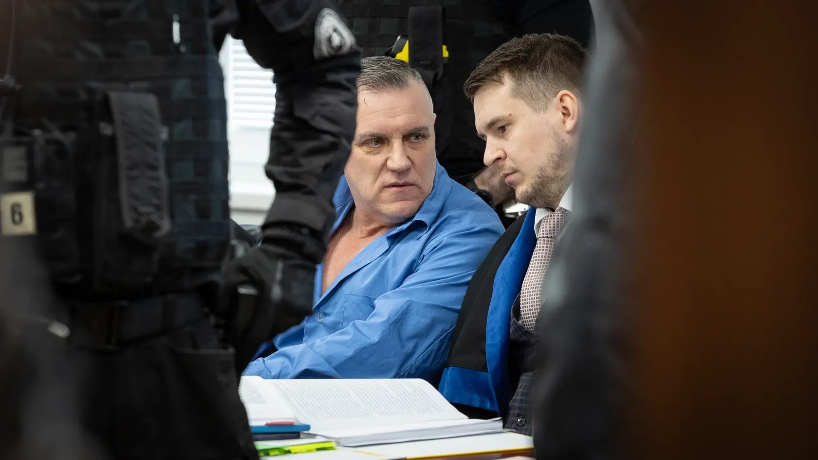 Súdne pojednávanie vo veci podmienečného prepustenia Mikuláša Černáka, odsúdeného na doživotie. 
