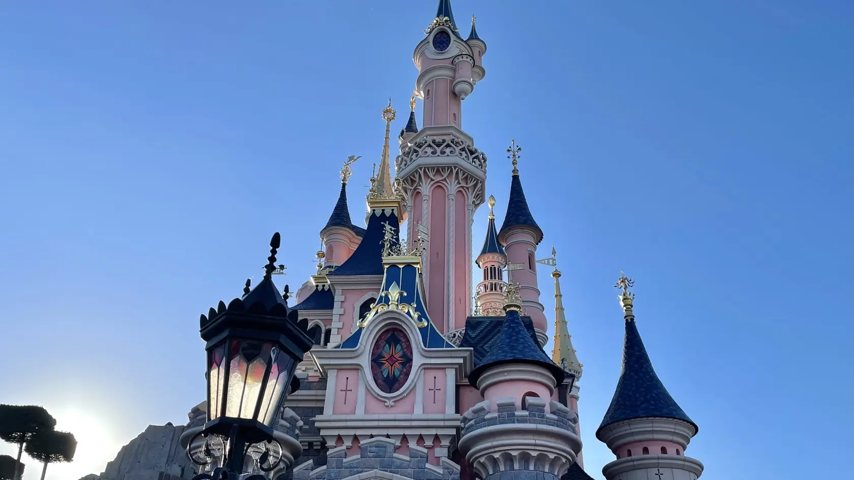 Celý incident sa mal odohrať v Disneylande v Paríži.
