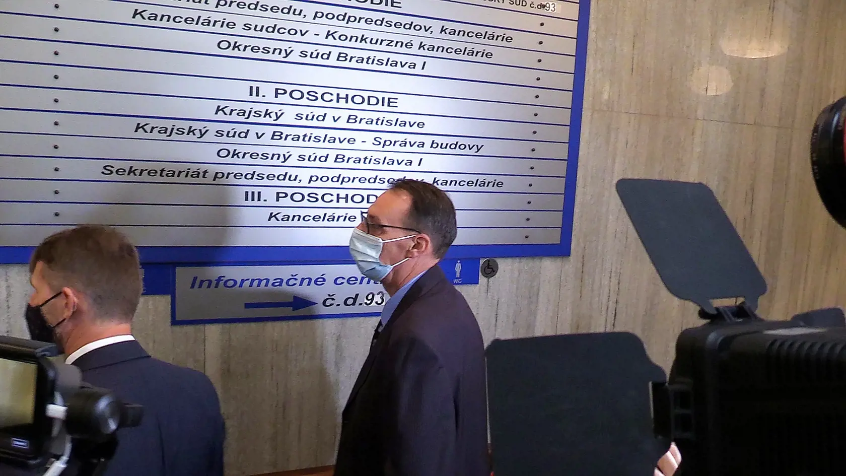 Obžalovaný Dobroslav Trnka sa 6. septembra 2021 dostavil na prvé pojednávanie tesne pred jeho začiatkom. Tvrdí, že je nevinný a odmietol odpovedať na otázky prokurátora.