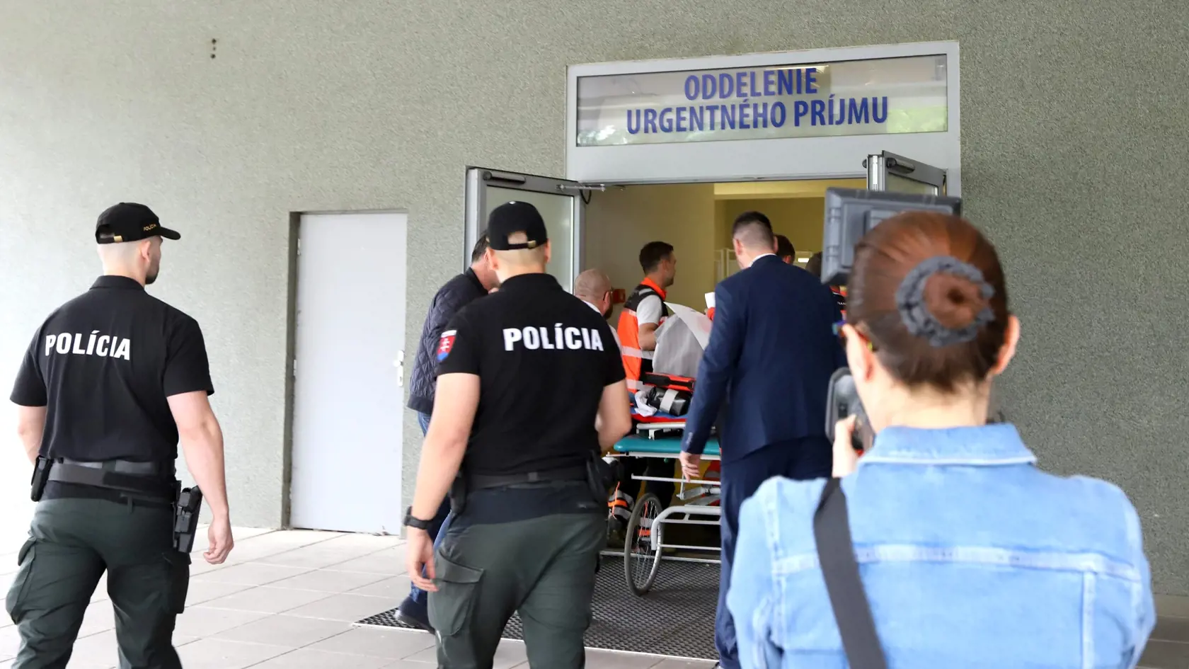 Zdravotníci prevážajú na nosidlách postreleného predsedu vlády Roberta Fica do nemocnice v Banskej Bystrici 15. mája 2024.