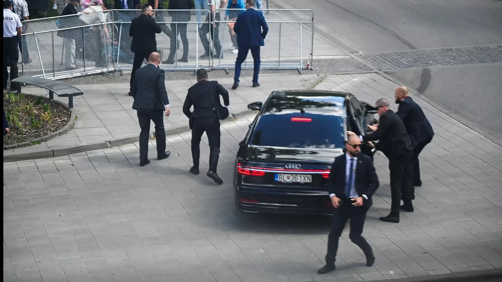 Fica ochrankári po streľbe okamžite preniesli do auta.