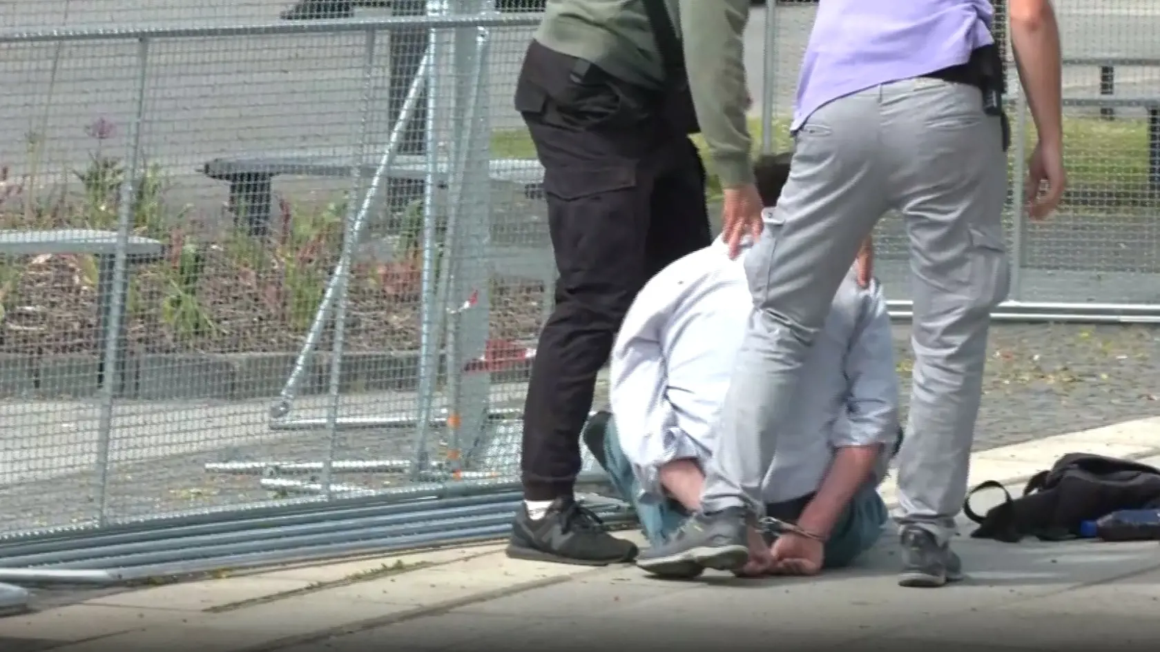 Polícia strelca okamžite spacifikovala a zadržala.