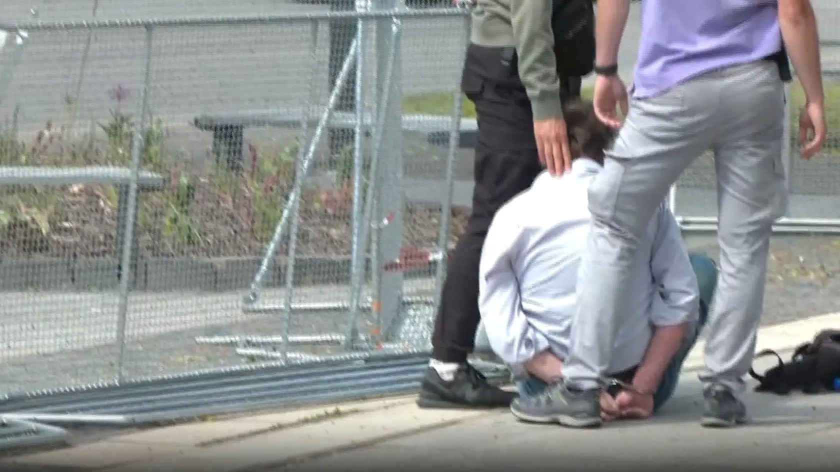 Polícia strelca okamžite spacifikovala a zadržala.