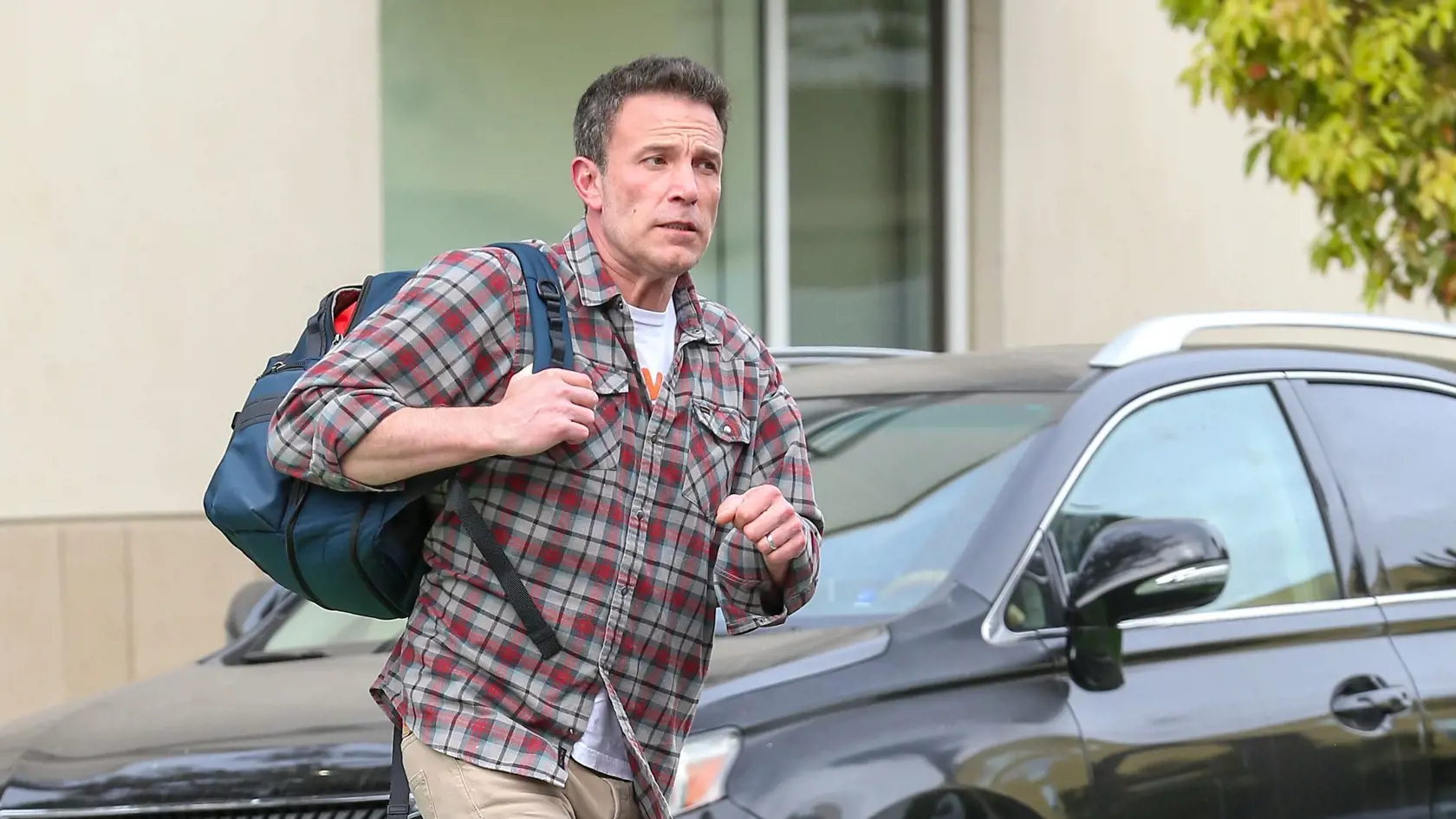 O kríze v manželstve Bena Afflecka a Jennifer Lopez sa už hovorí niekoľko týždňov. Najnovšie zábery hviezdneho herca rovnako neveštia nič dobré. Affleck pôsobí naozaj smutne a strhane.
