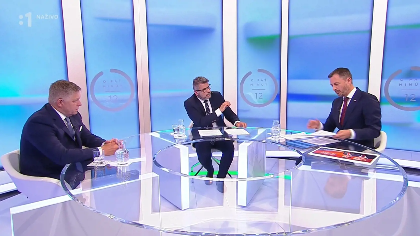 Robert Fico, Eduard Heger a moderátor Marek Makara v štúdiu RTVS.