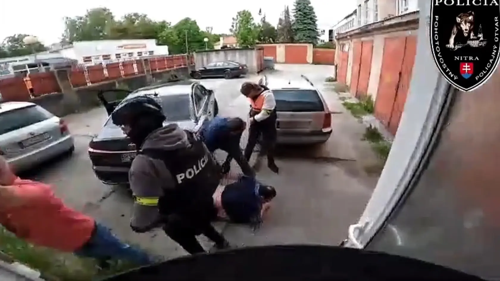 Polícia zasahuje v rámci protidrogovej akcie v predajniach v Hnúšti a v Rimavskej Bani.