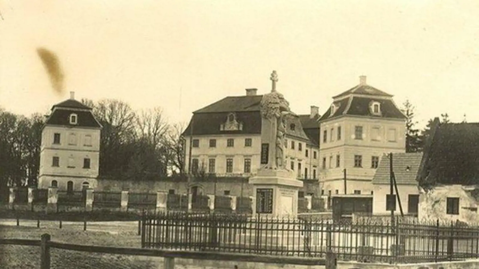 Renesančný kaštieľ z konca 16. storočia vyrástol na mieste pôvodného hradu.