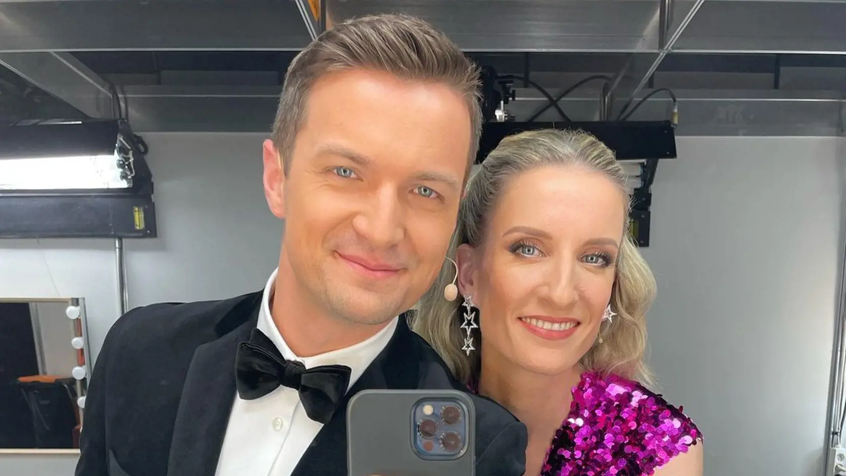 Viktor Vincze je moderátor a Adela sedí v porote.