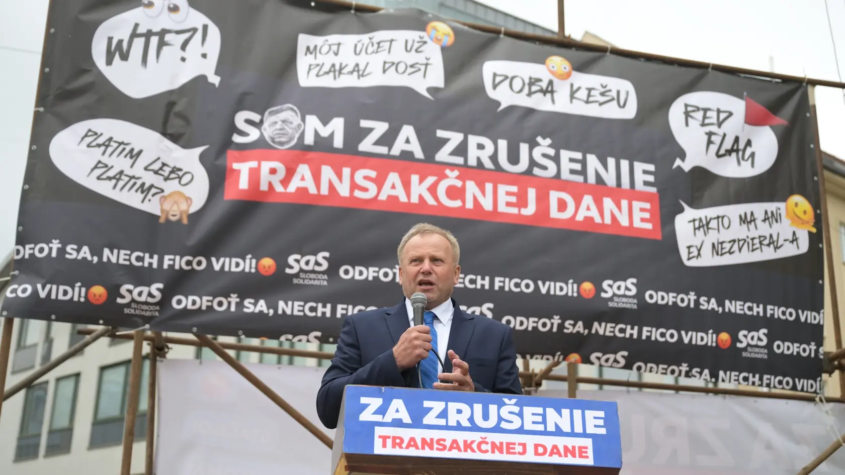 Na snímke poslanec NR SR Vladimír Ledecký (SaS) počas protestu strany Sloboda a Solidarita.