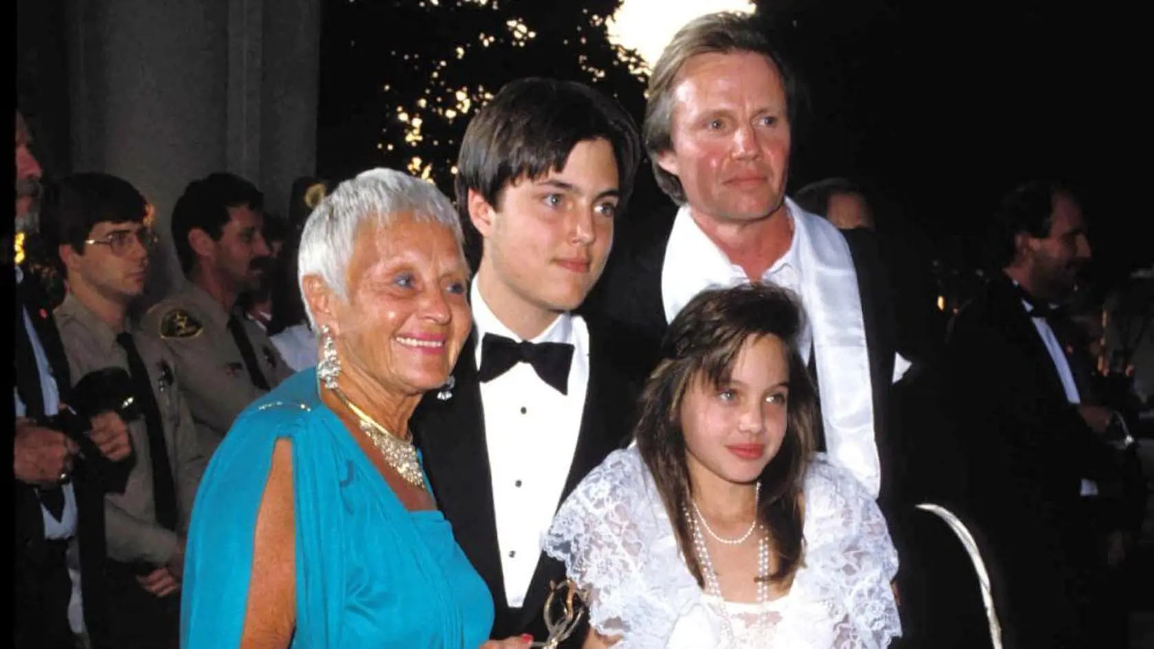 Angelina Jolie s otcom, bratom a starou mamou (1986)