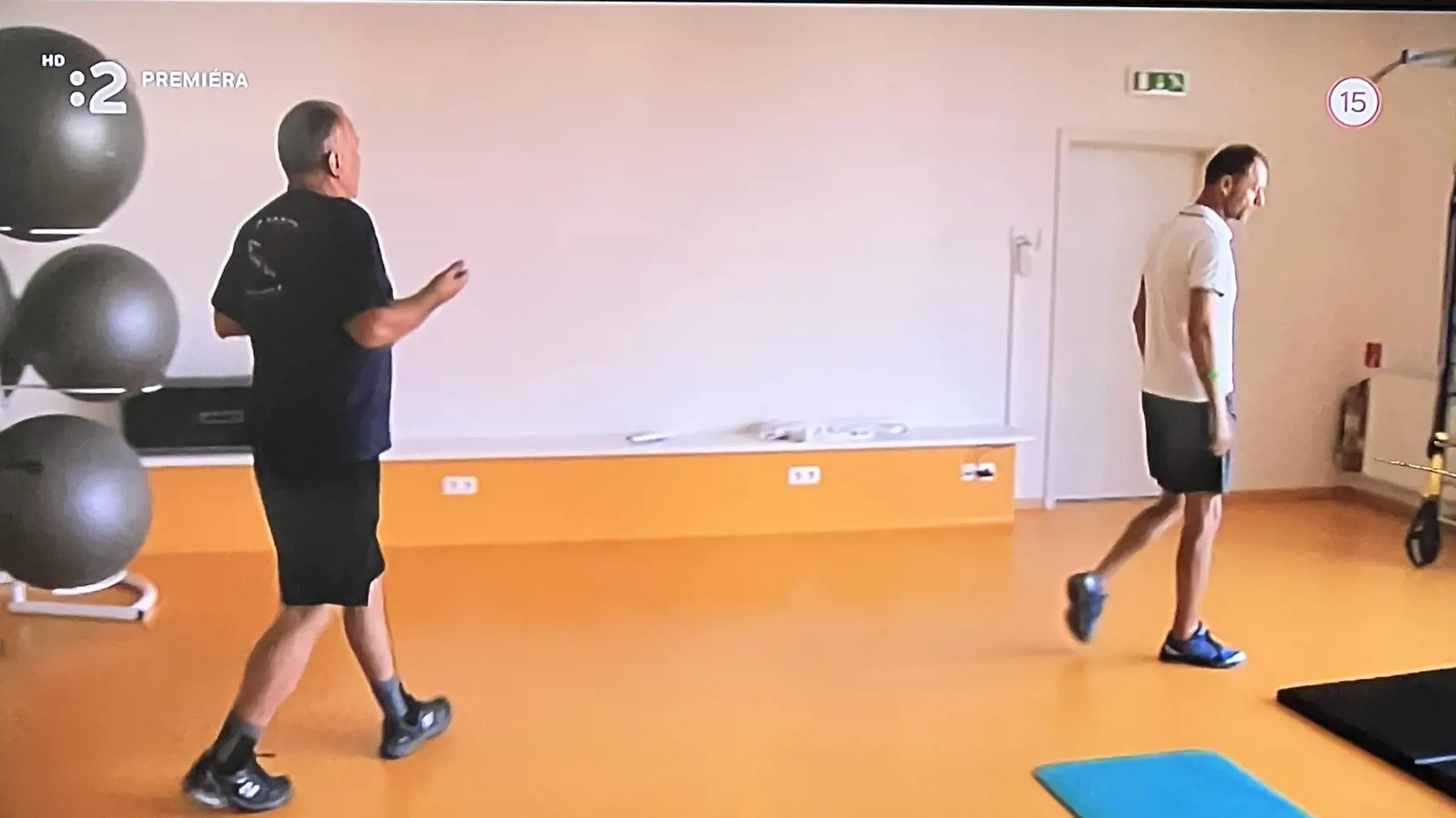 Diváci videli aj jeho pravidelné rehabilitácie.