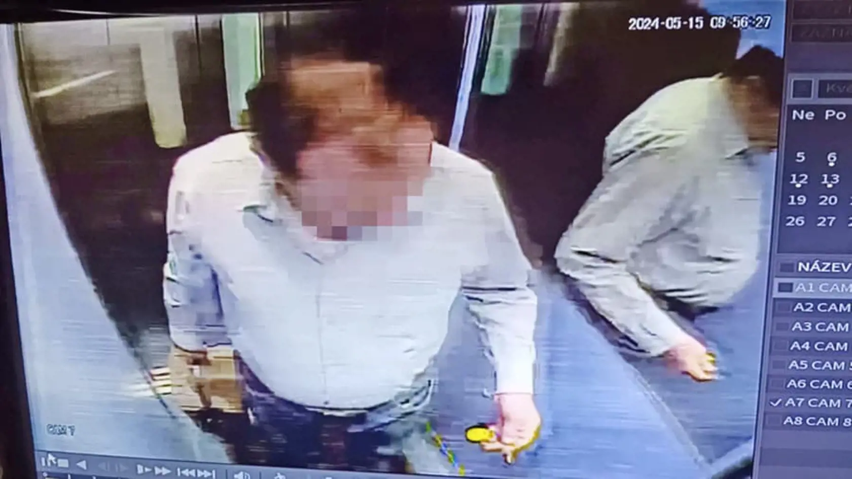 Zábery atentátnika z výťahu a vchodu bytovky, kde býva..
