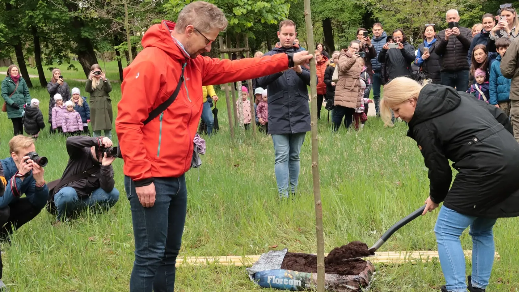 Čaputová poslednýkrát so svojím tímom sadila mladé dreviny