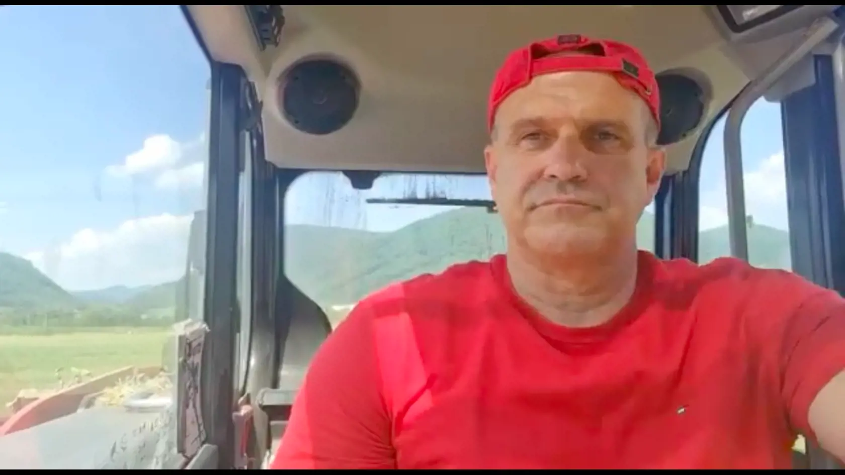 Policajný exprezident sa na Facebooku pochválil videom, na ktorom šoféruje traktor.
