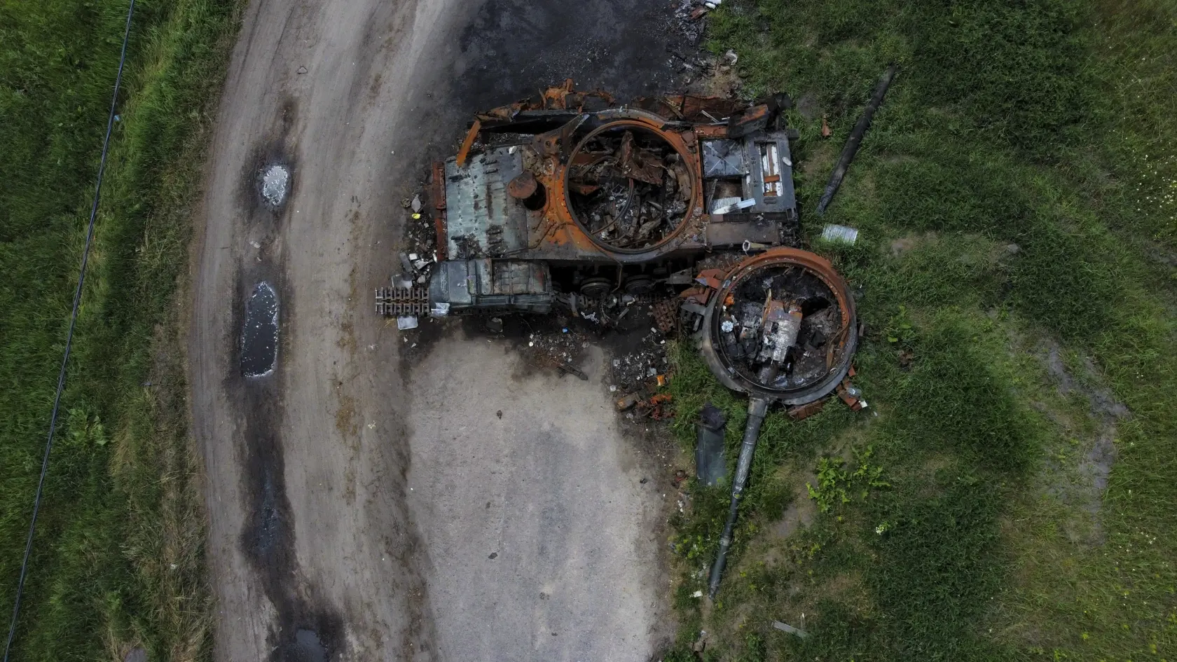 WA 45 Lypivka - Vrak tanku sa nachádza pri ceste v obci Lypivka v Kyjevskej oblasti počas 111. dňa ruskej invázie na Ukrajinu v utorok 14. júna 2022. FOTO TASR/AP

  
The gutted remains of a tank lie by a road in Lypivka, on the outskirts of Kyiv, Ukraine, Tuesday, June 14, 2022. (AP Photo/Natacha Pisarenko)
